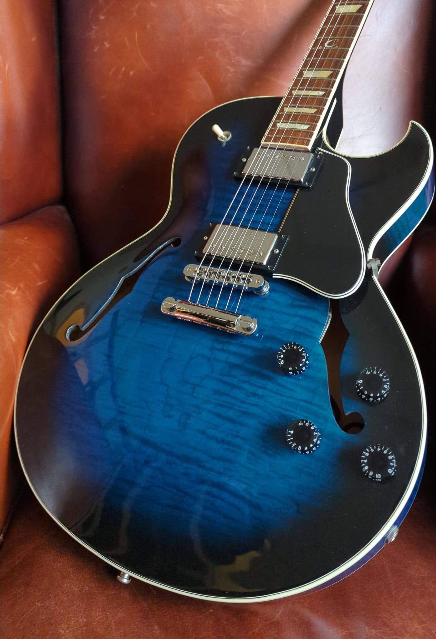 Gibson ES-137 Blue Burst (used), Electric Guitar for sale at Richards Guitars.