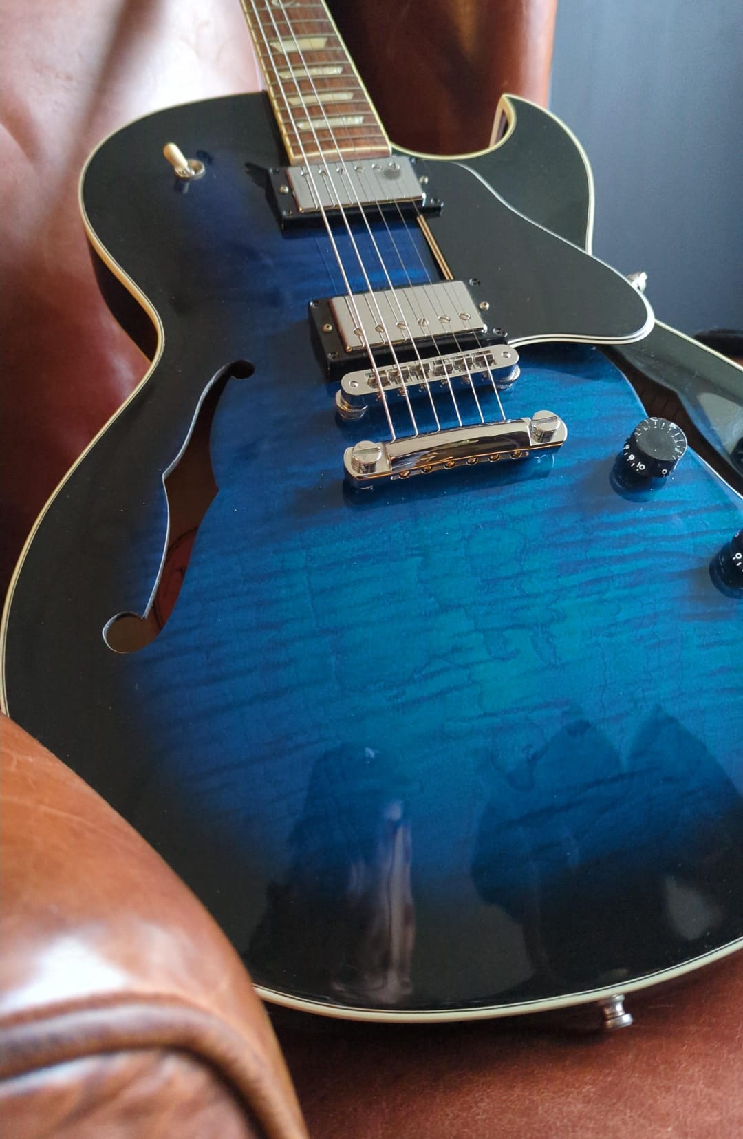 Gibson ES-137 Blue Burst (used), Electric Guitar for sale at Richards Guitars.