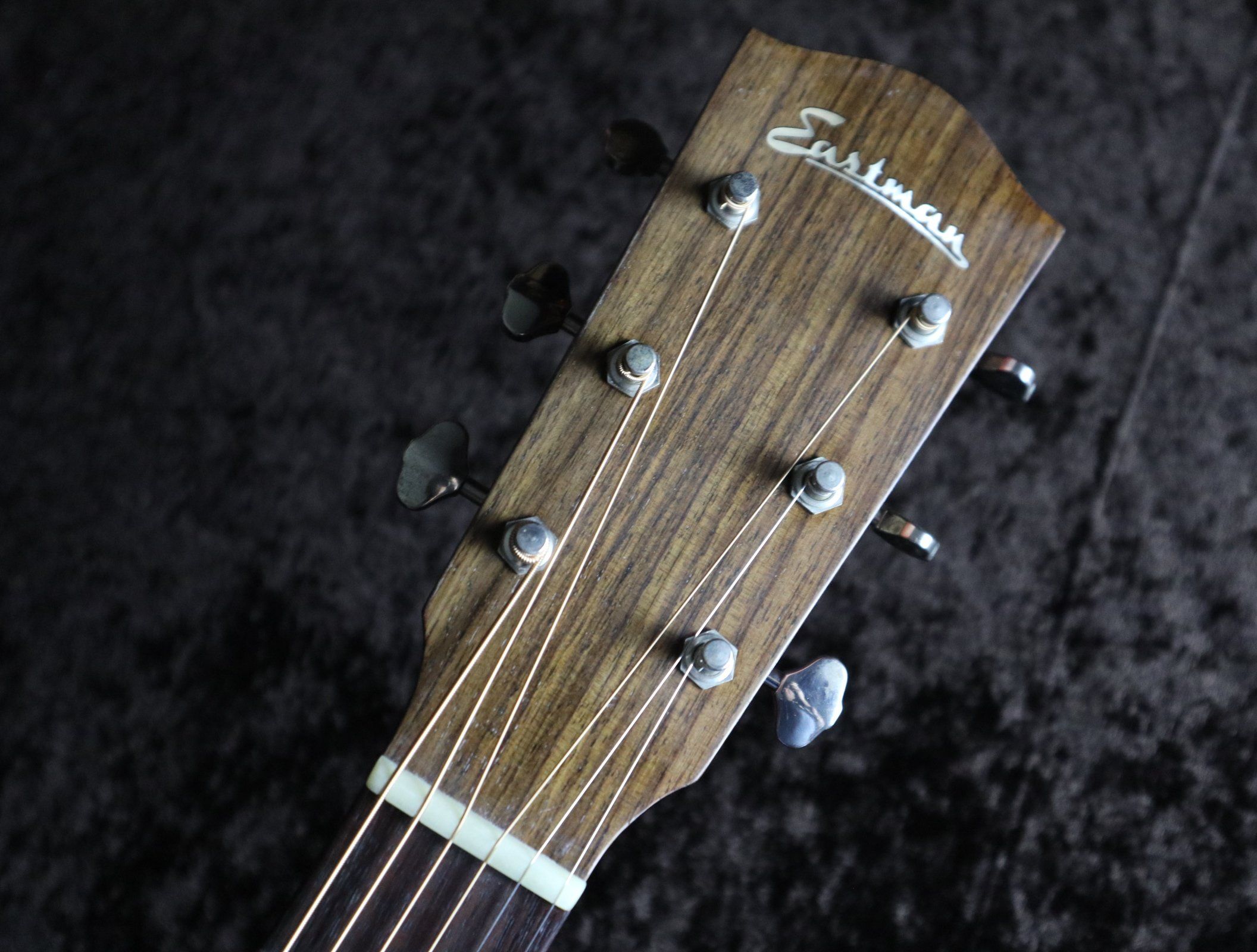 Eastman E10 OOSS/v ANTIQUE CLASSIC, Acoustic Guitar for sale at Richards Guitars.