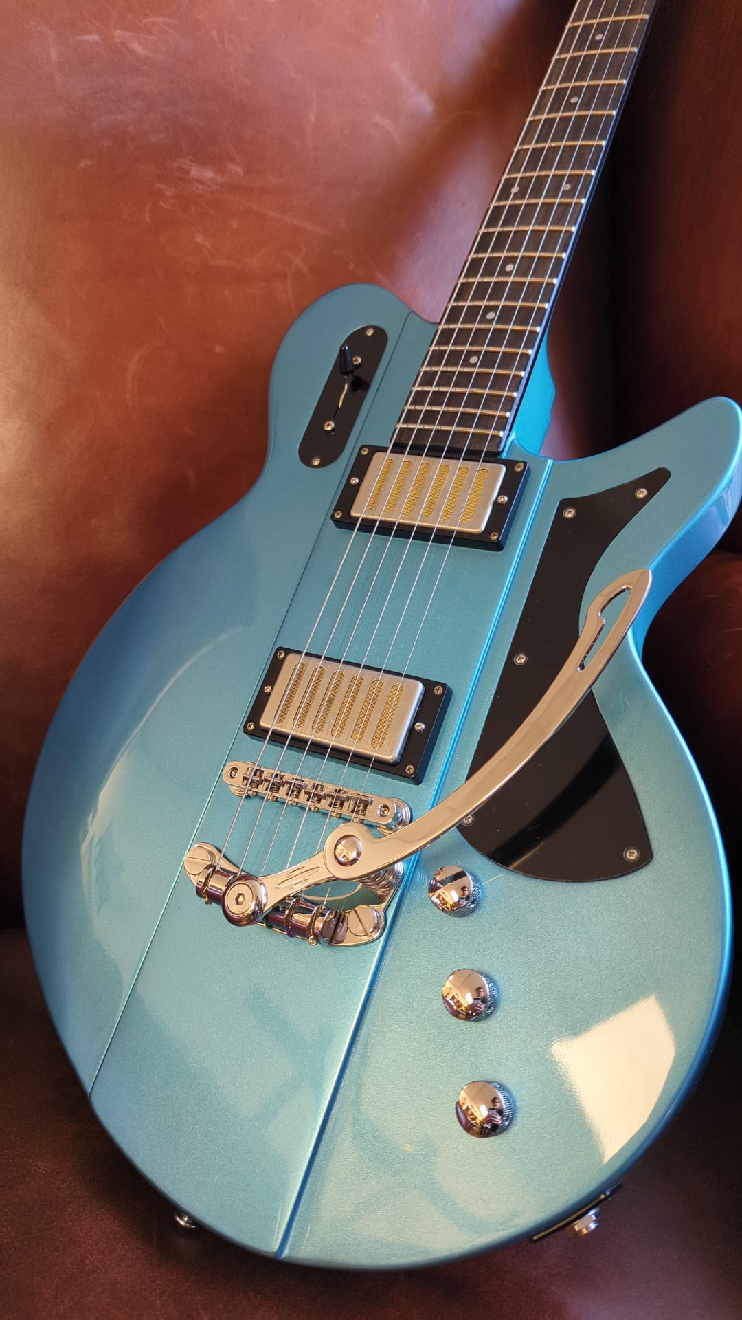 Eastman Juliet-LA Electric guitar (B-STOCK - transit damage on neck), Electric Guitar for sale at Richards Guitars.