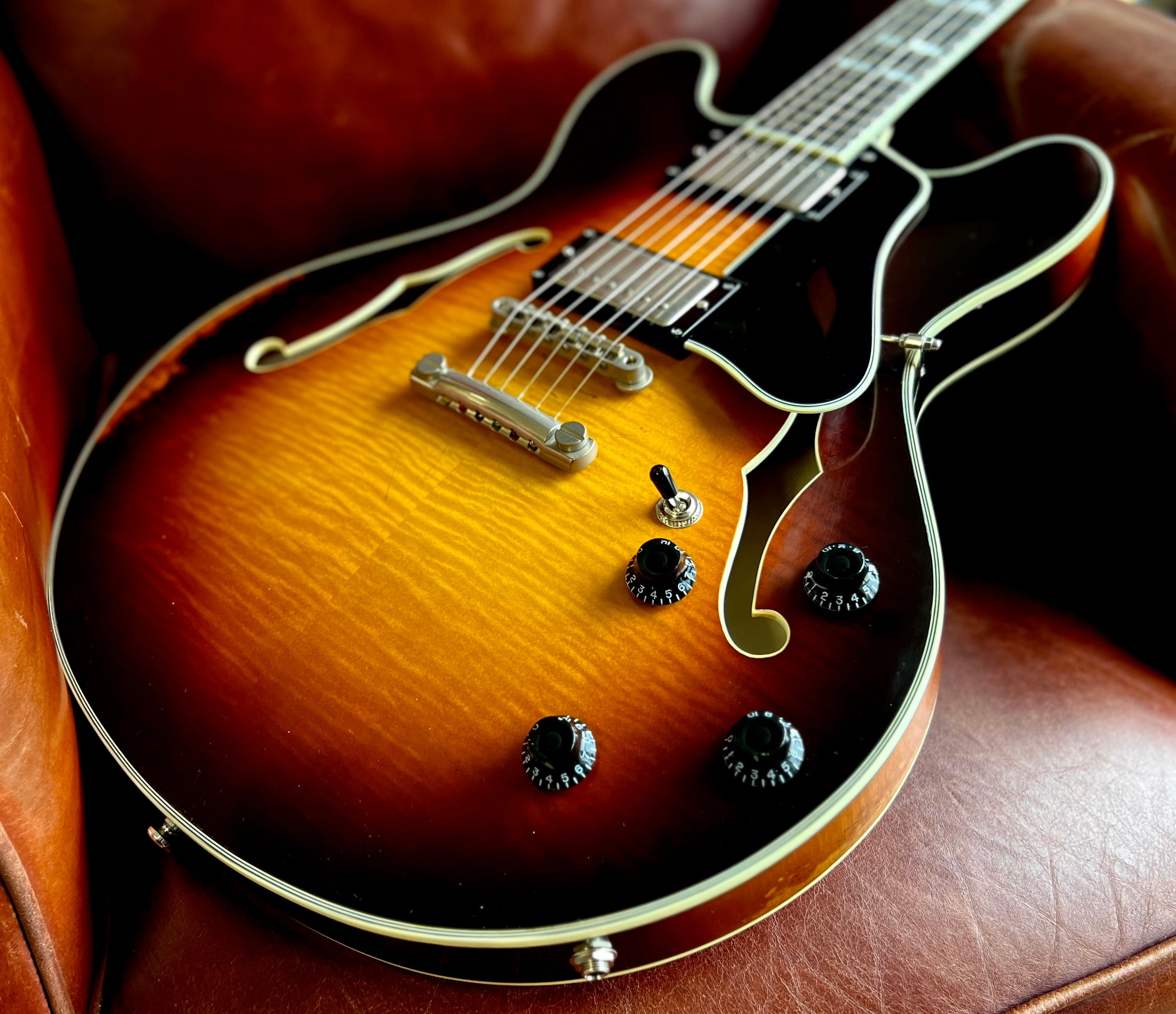 Eastman T59/v Sunburst, Electric Guitar for sale at Richards Guitars.