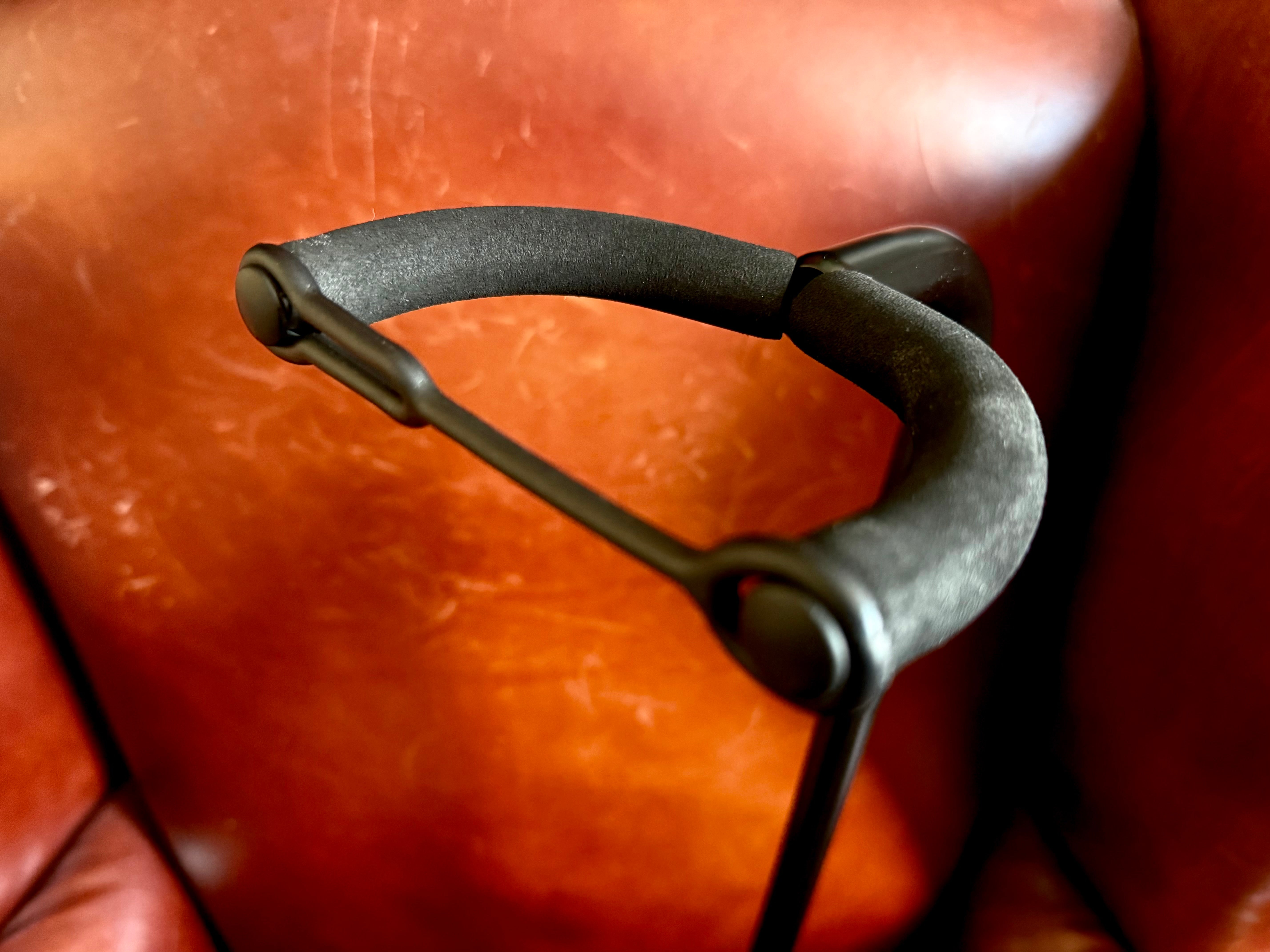 Quality Universal Guitar Stand.  Suitable For All Styles Of Guitar (Acoustic, Electric, Bass)