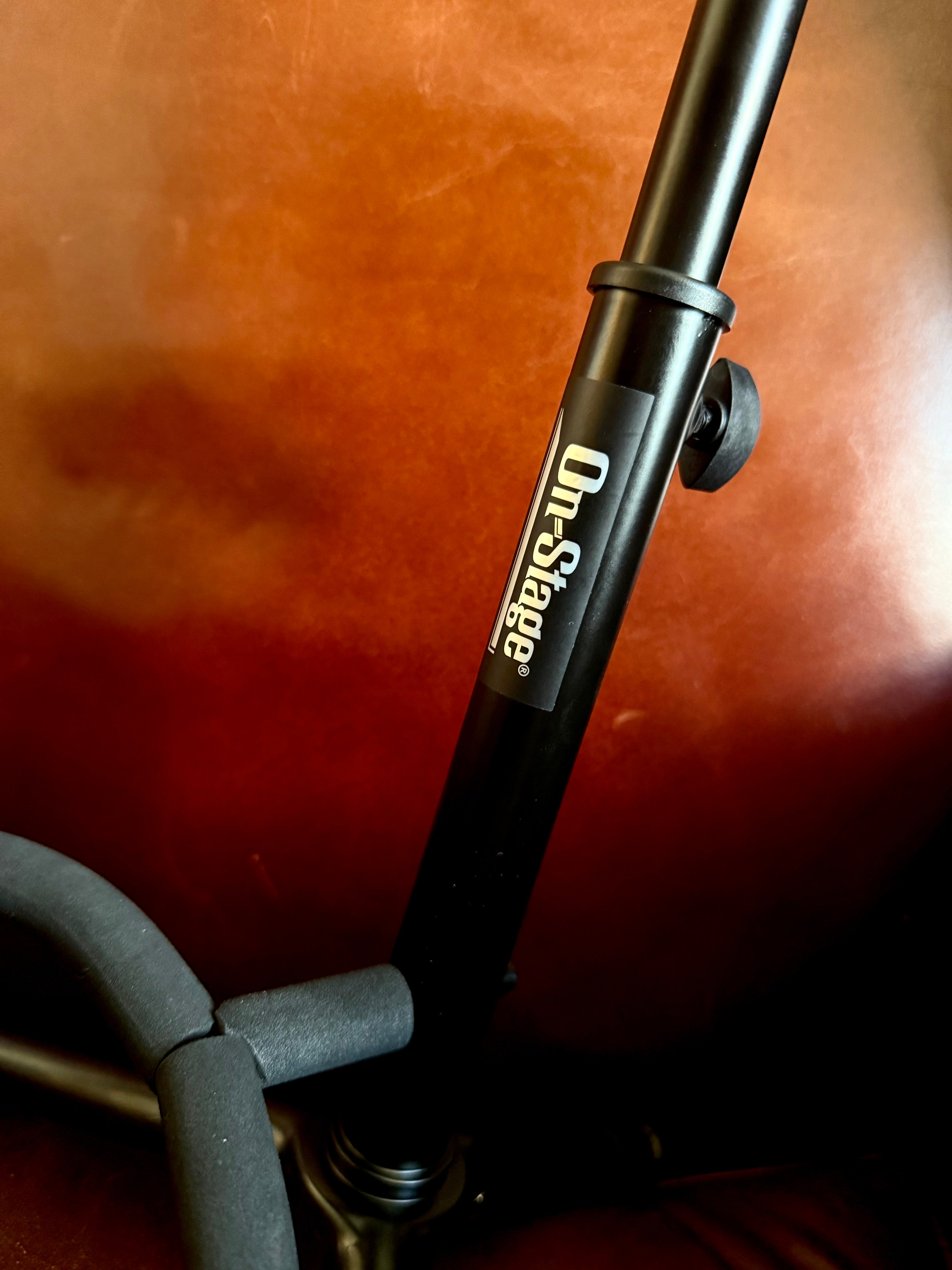 Quality Universal Guitar Stand.  Suitable For All Styles Of Guitar (Acoustic, Electric, Bass)