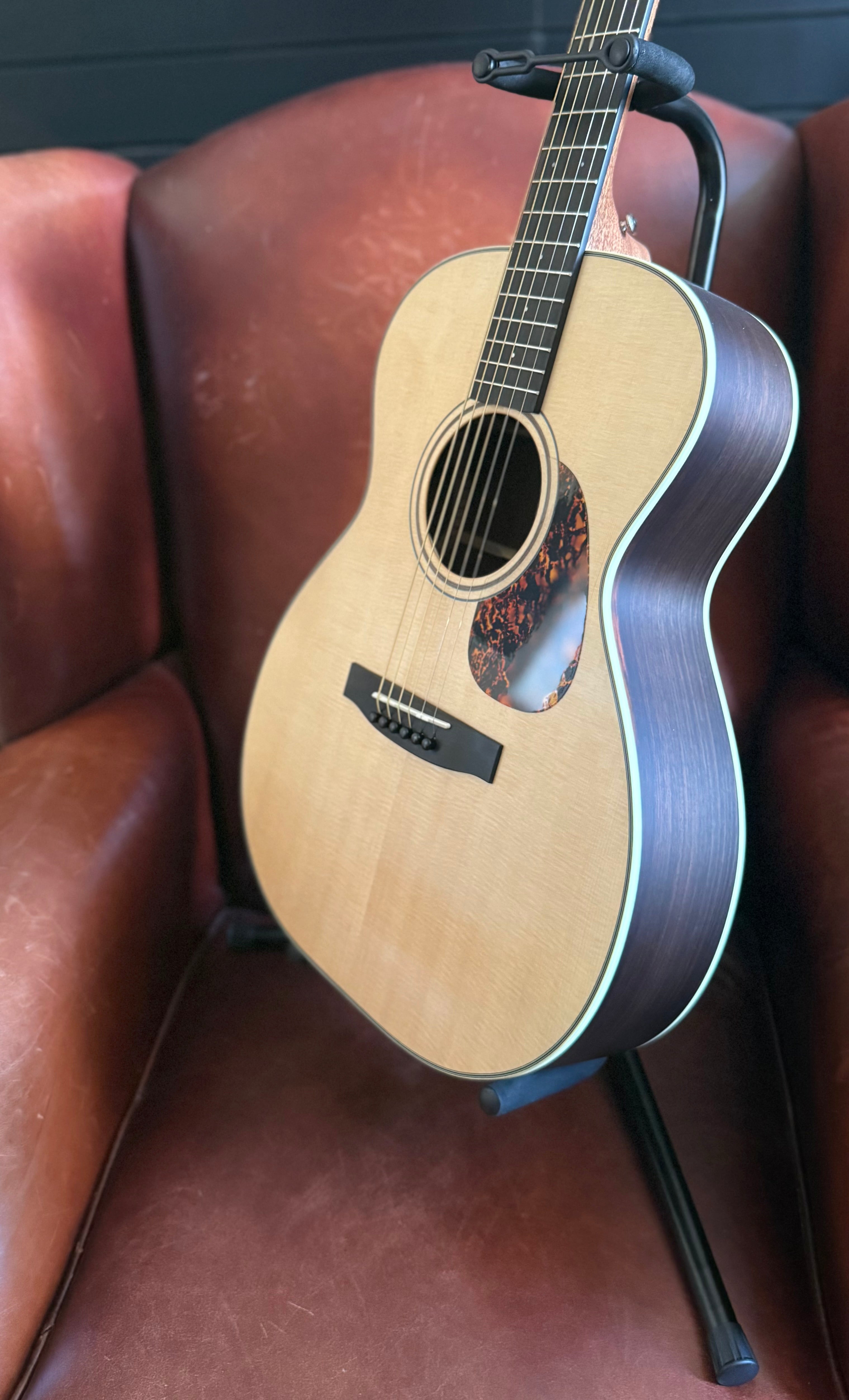 Quality Universal Guitar Stand.  Suitable For All Styles Of Guitar (Acoustic, Electric, Bass)