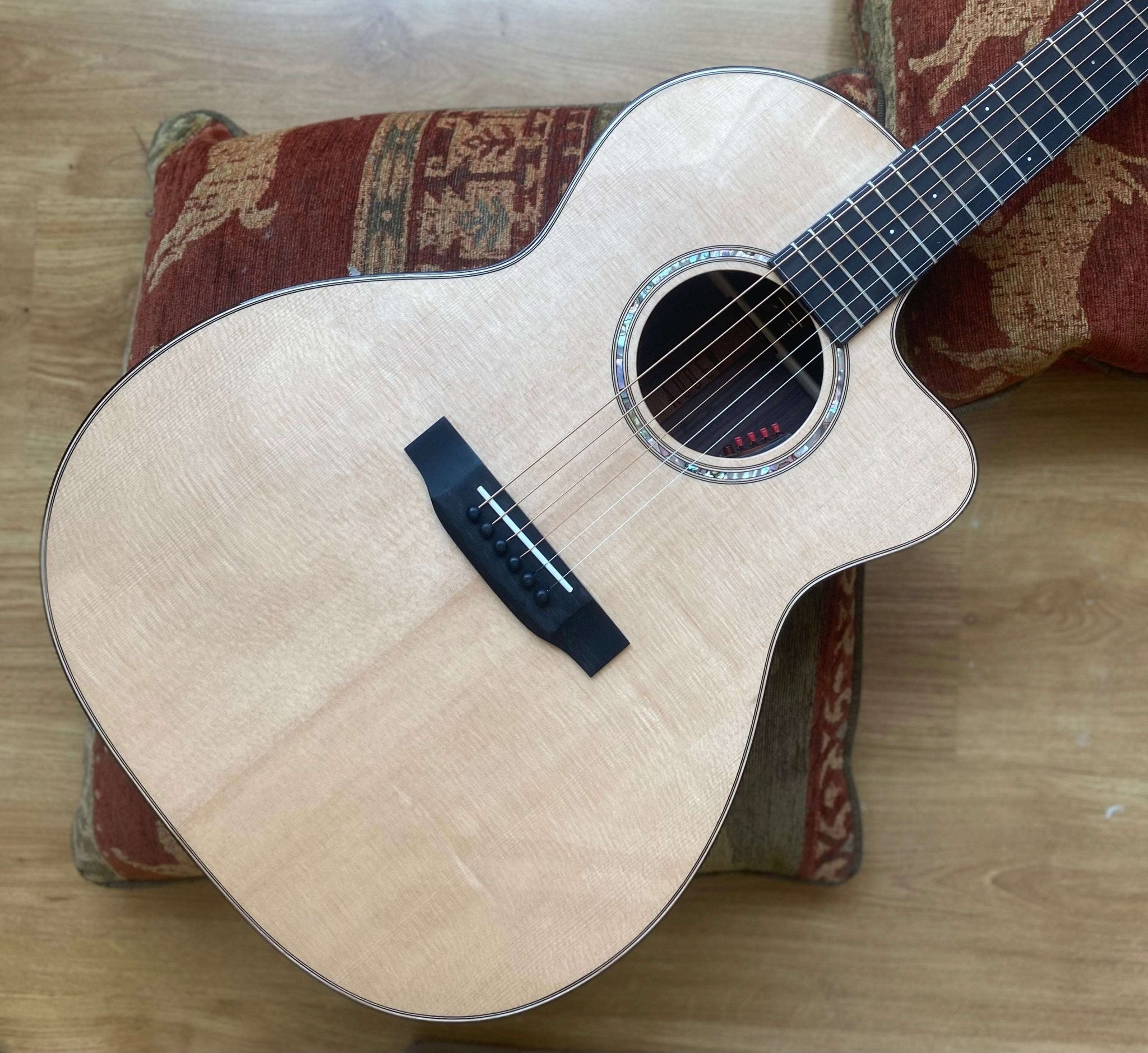 Auden Artist 45 Chester Cutaway Spruce/Rosewood Cutaway. (Free Brad Clarke supernatural system) - Richards Guitars Of Stratford Upon Avon