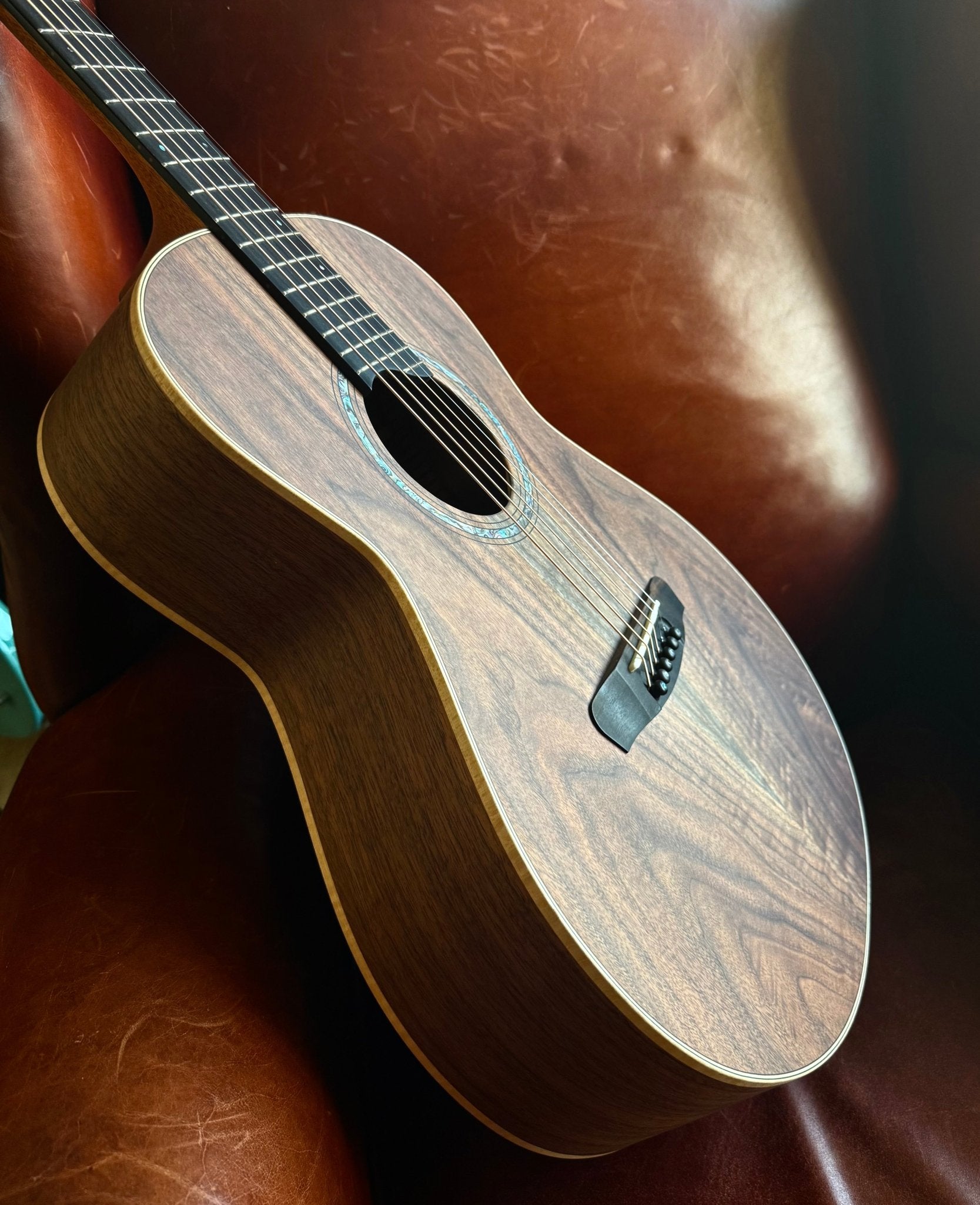 Dowina Walnut Tribute OMG - Richards Guitars Of Stratford Upon Avon