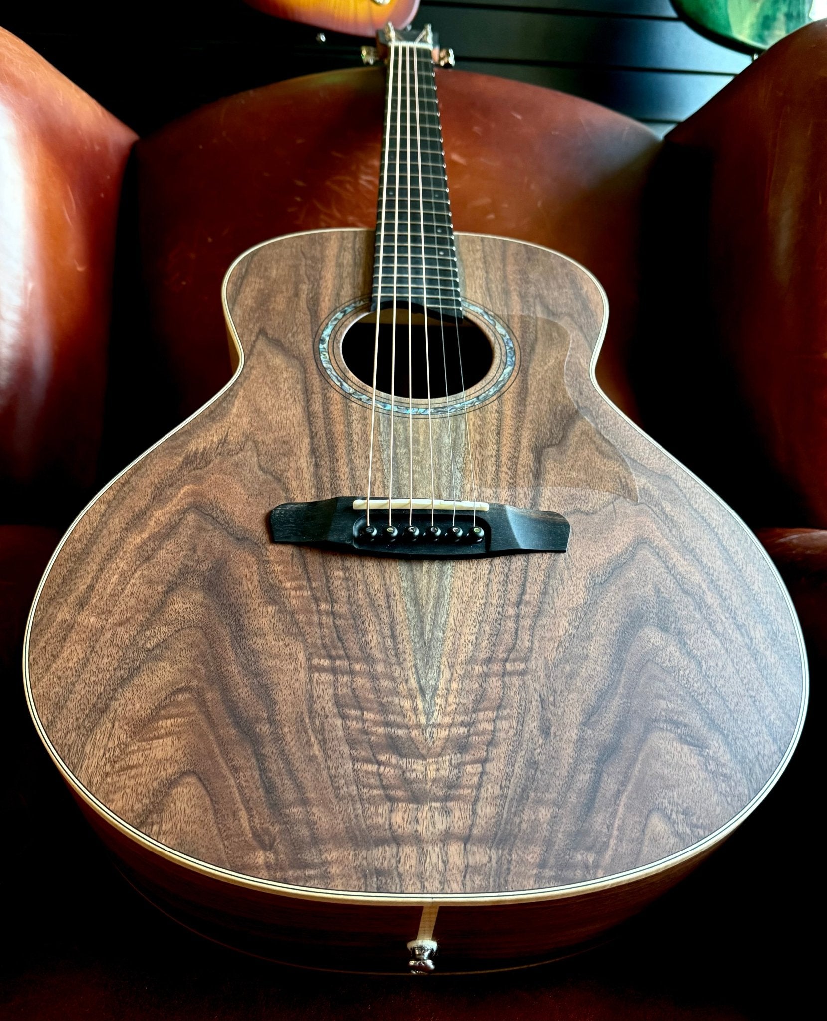 Dowina Walnut Tribute OMG - Richards Guitars Of Stratford Upon Avon