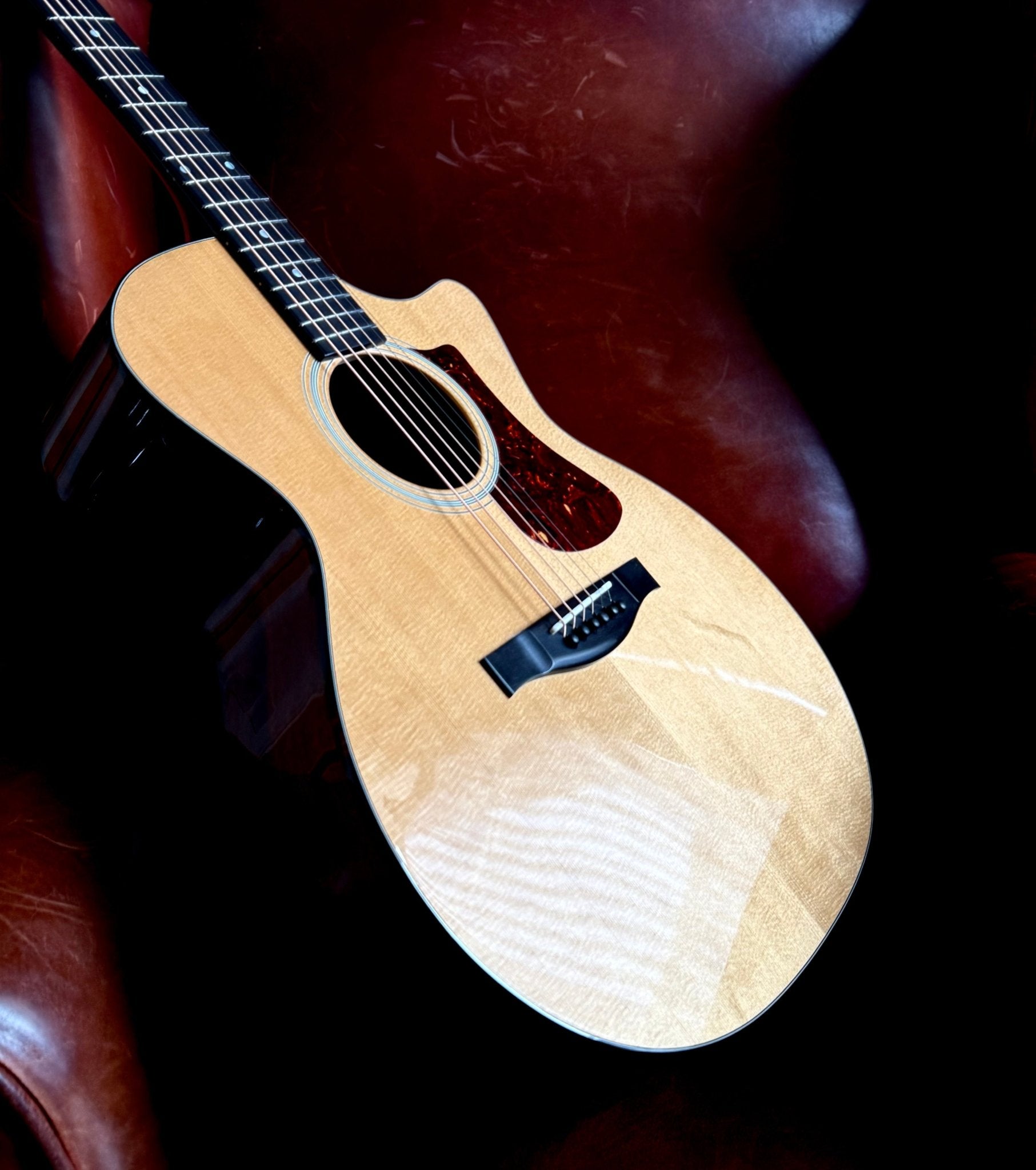Eastman AC122 - 1CE - DLX (Price inc. Custom Pro Setup Package) - Richards Guitars Of Stratford Upon Avon