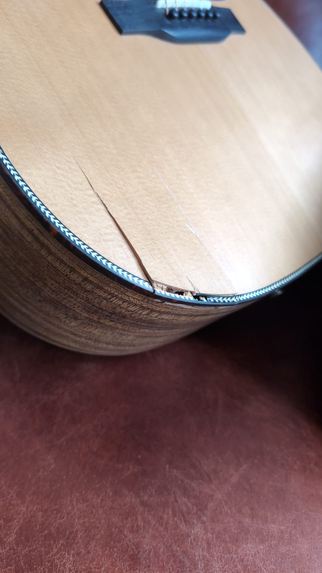Eastman E3DE Natural (B - stock/Damage) - Richards Guitars Of Stratford Upon Avon
