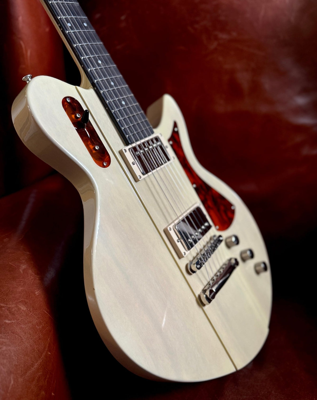 Eastman Juliet-PB Pomona Blonde (Used) - Richards Guitars Of Stratford Upon Avon