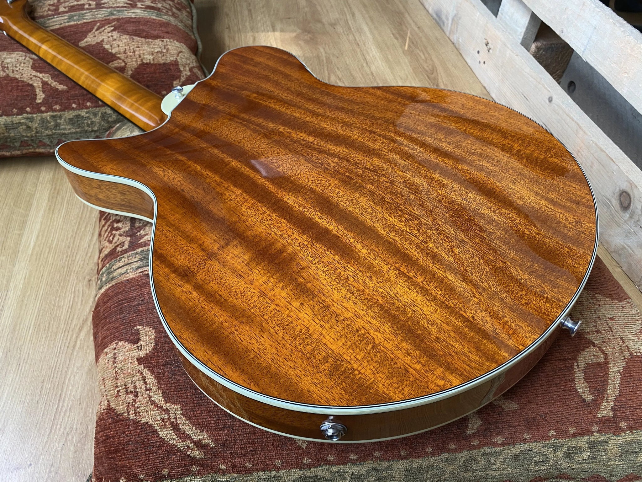Eastman Romeo (Price inc. Custom Pro Setup Package) - Richards Guitars Of Stratford Upon Avon