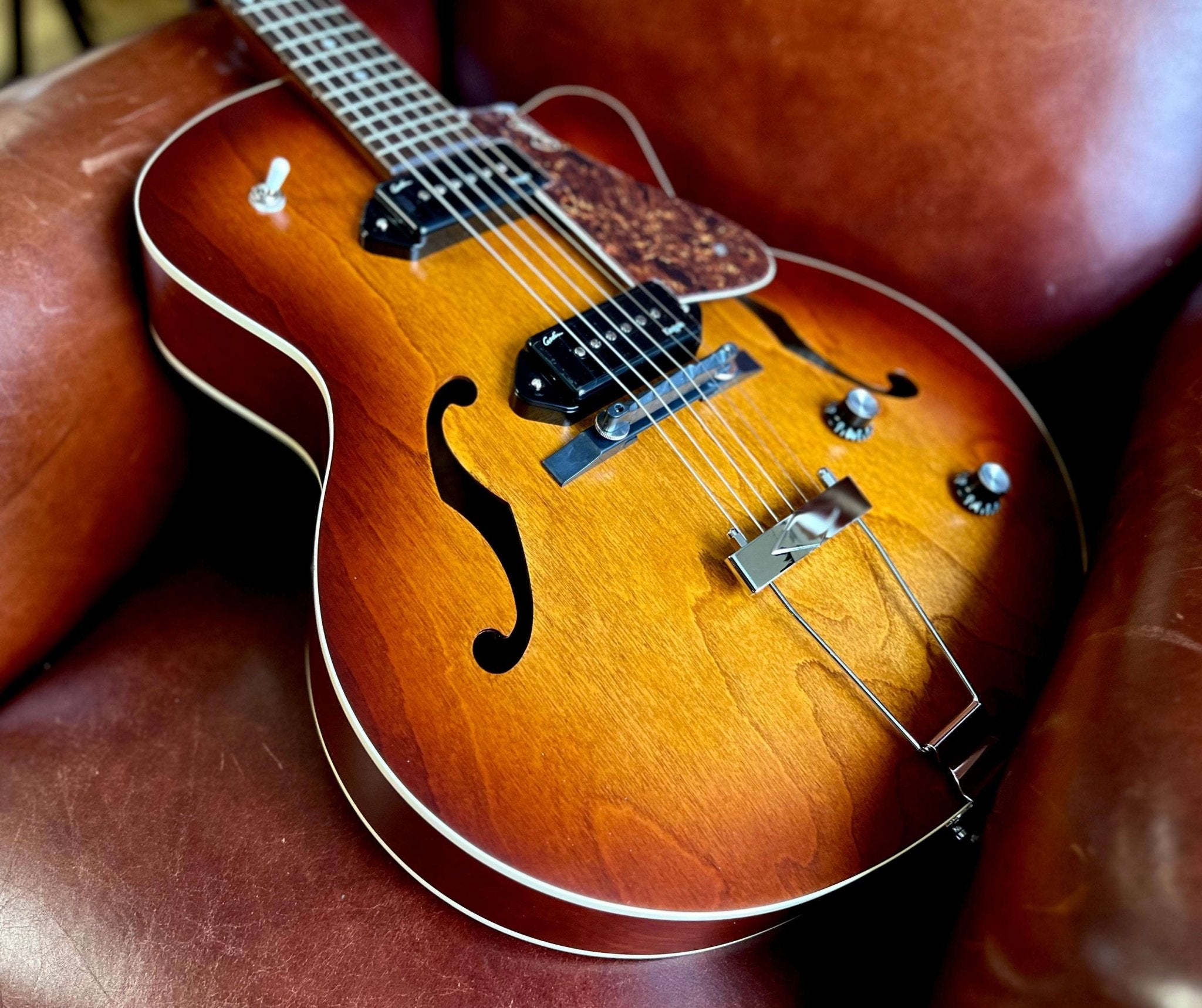 GODIN 5th Avenue CW Kingpin II Cognac Burst - Richards Guitars Of Stratford Upon Avon