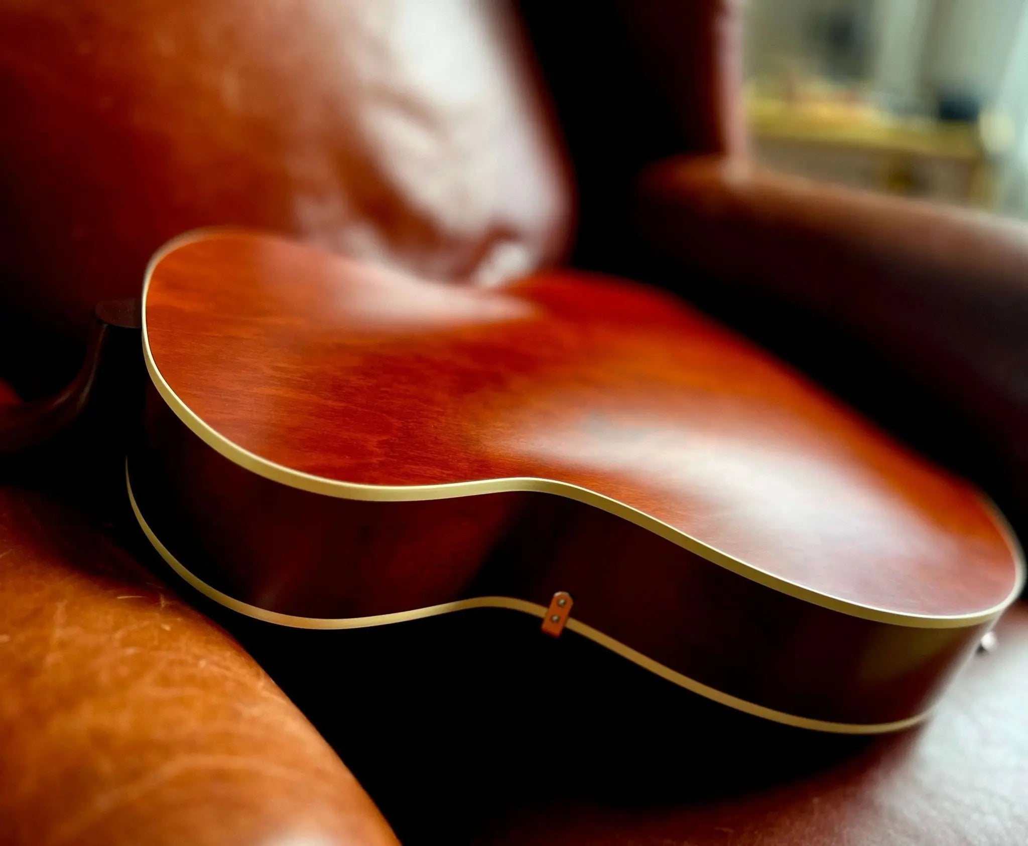 Explore the Godin 5th Avenue Kingpin P90 Cognac Burst with Tric