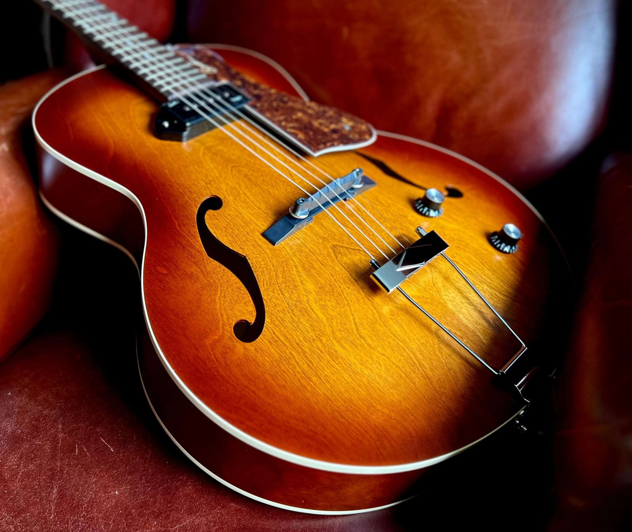 GODIN 5th Avenue Kingpin P90 Cognac Burst - Richards Guitars Of Stratford Upon Avon