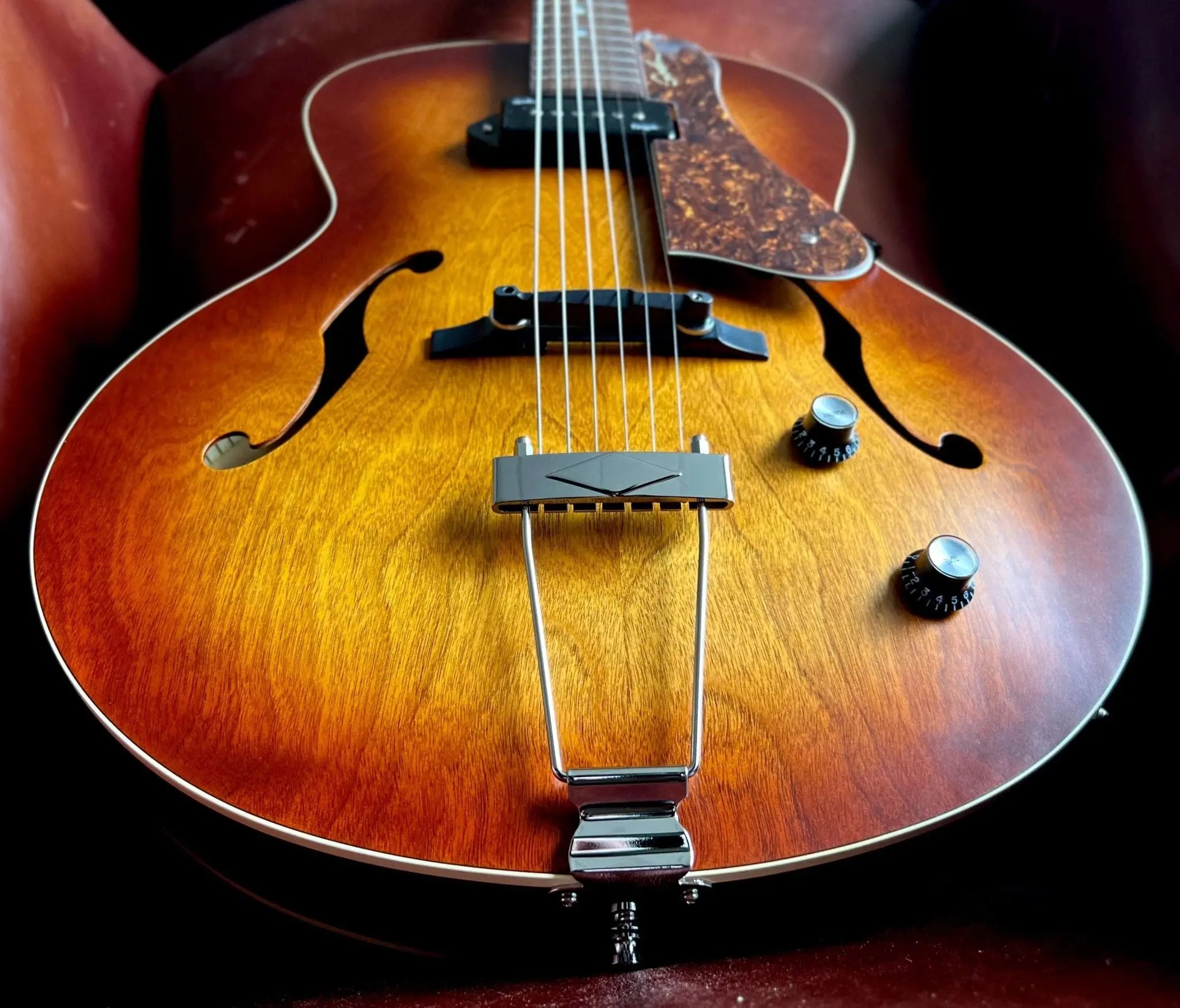 Explore the Godin 5th Avenue Kingpin P90 Cognac Burst with Tric