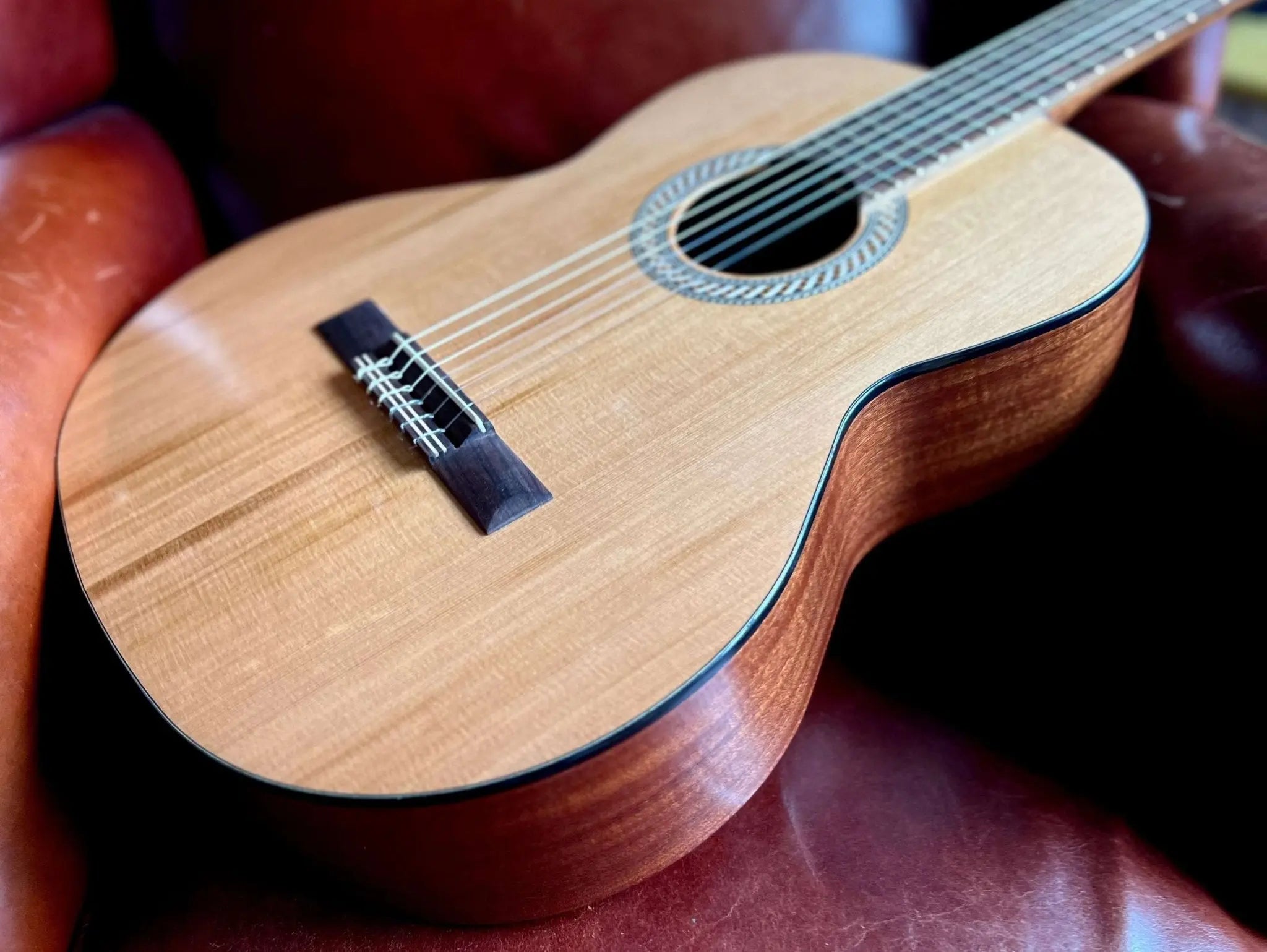 Kremona S65C, Solid Red Cedar, Sapelli Veneer - Richards Guitars Of