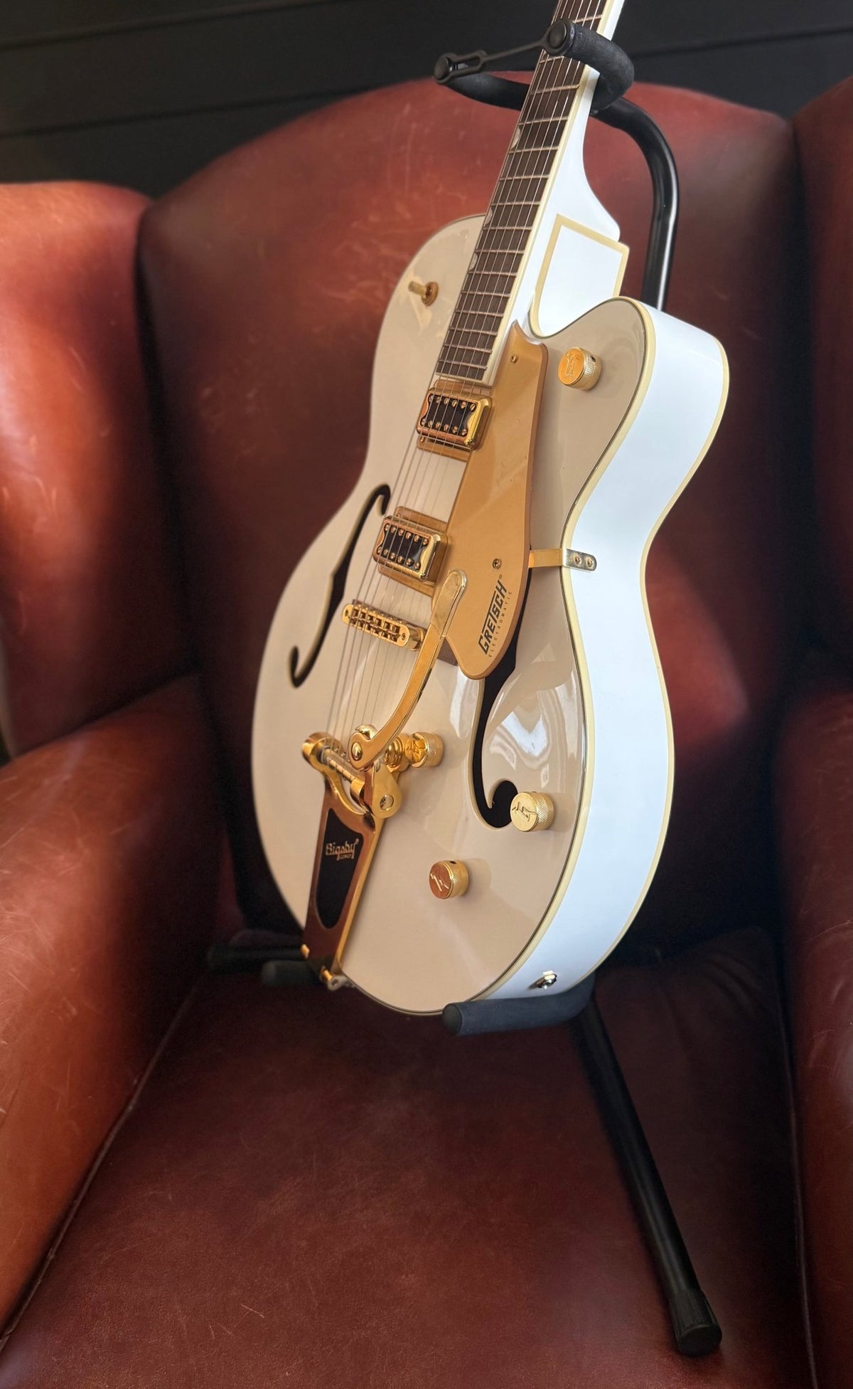 Quality Universal Guitar Stand. Suitable For All Styles Of Guitar (Acoustic, Electric, Bass) - Richards Guitars Of Stratford Upon Avon