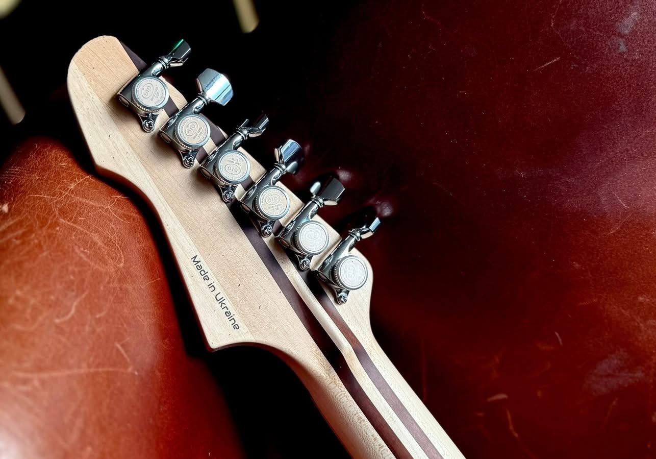 Valiant Soothsayer Malachite Alchemist Custom With Stainless Steel Frets Upgrade - Richards Guitars Of Stratford Upon Avon