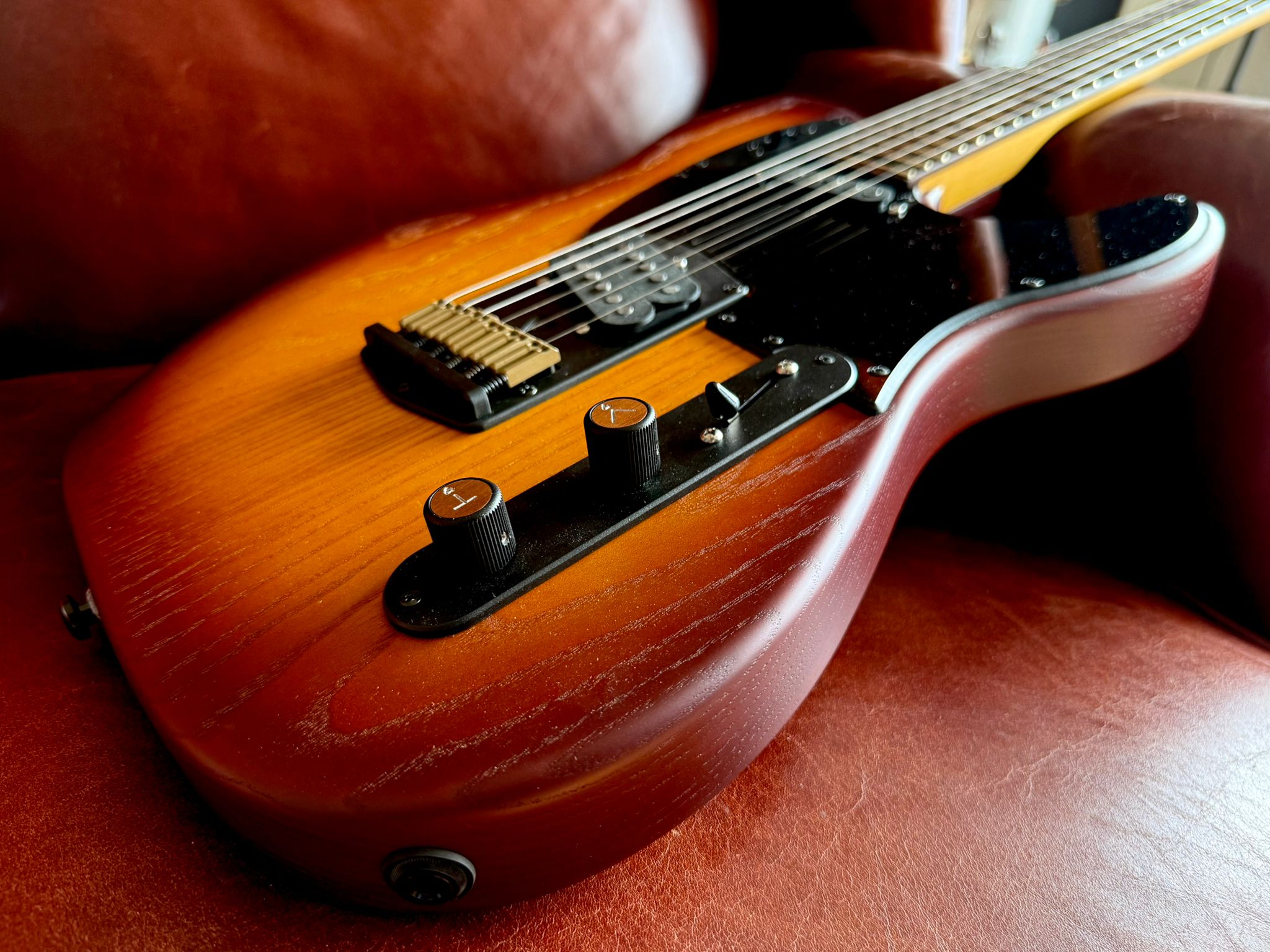 Valiant Titan Sunburst With Stainless Steel Frets Upgrade - Richards Guitars Of Stratford Upon Avon
