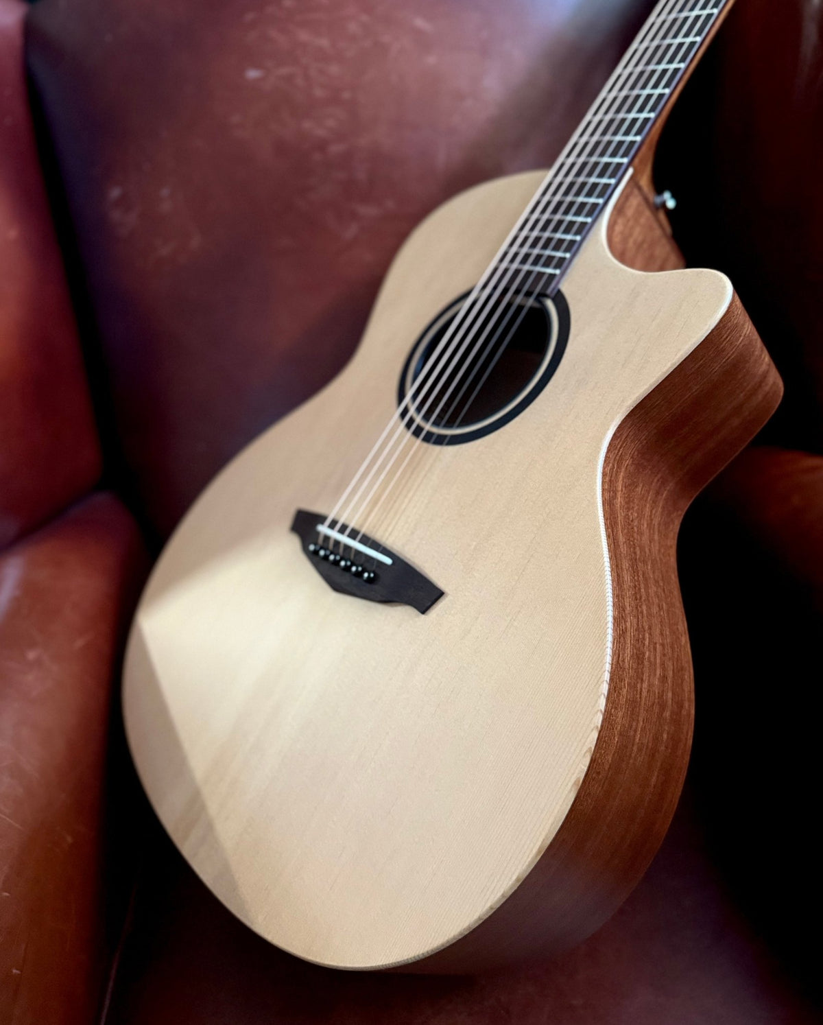 Veelah V1 GAC Solid Top Spruce Acoustic Guitar w/ Gig Bag - Richards Guitars Of Stratford Upon Avon