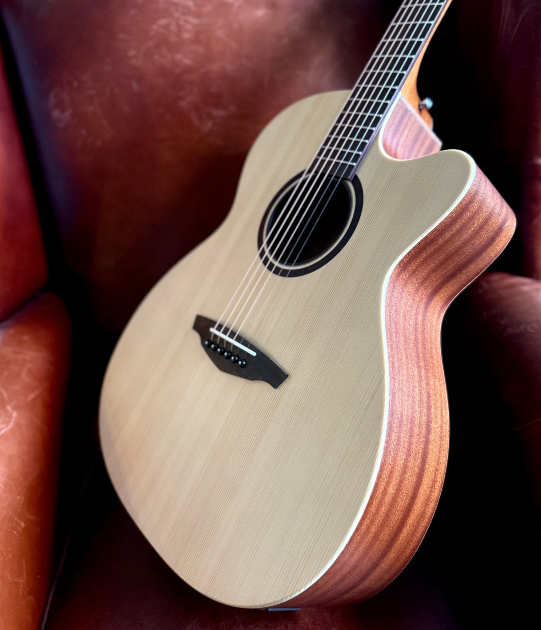 Veelah V1 OMCE Solid Top Spruce Electro Acoustic Guitar w/ Gig Bag - Richards Guitars Of Stratford Upon Avon
