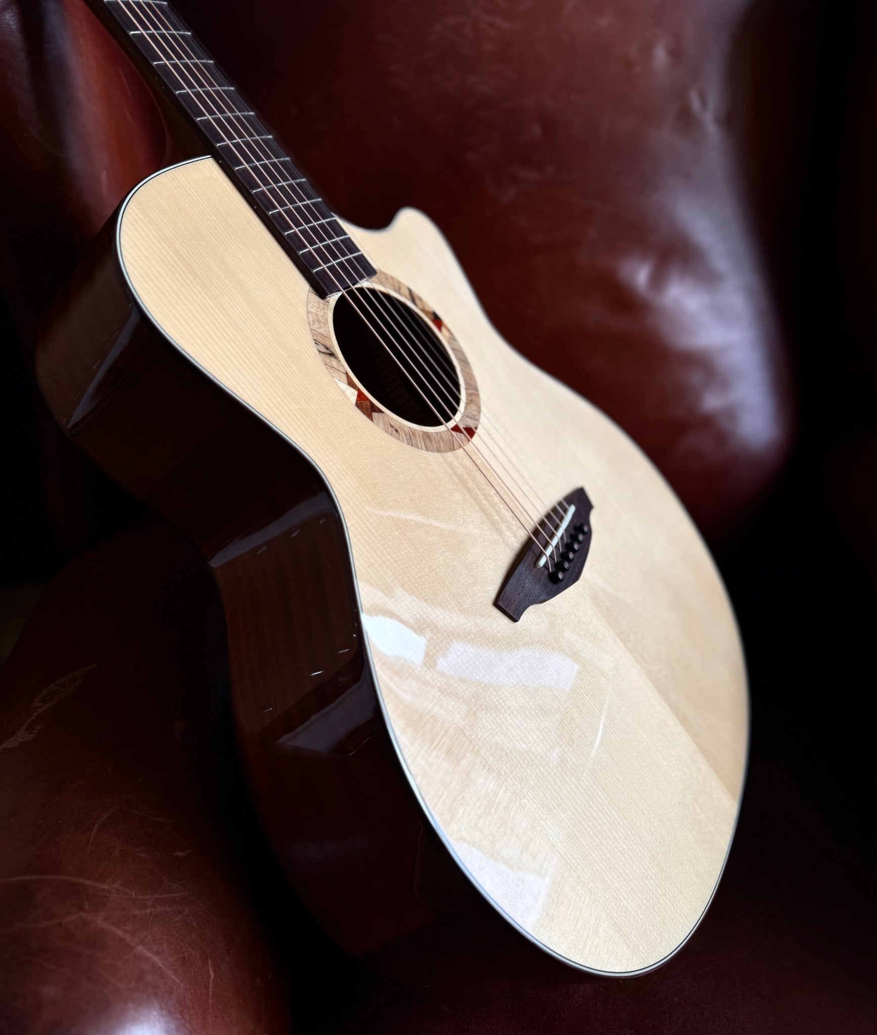 Veelah V2 GAC Solid Top Spruce Acoustic Guitar w/ Gig Bag - Richards Guitars Of Stratford Upon Avon