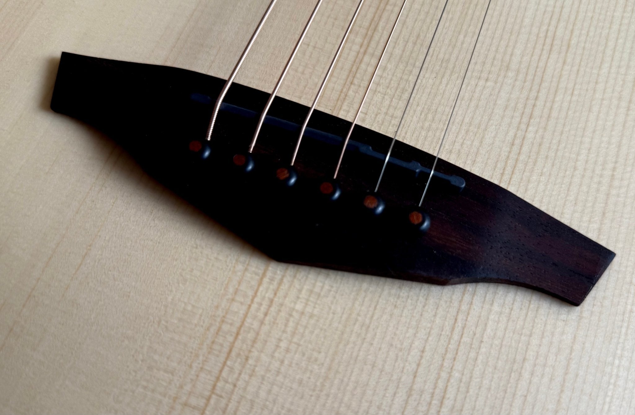 Veelah V4 OM Solid Top Rosewood Armrest Natural Acoustic Guitar w/ Gig Bag - Richards Guitars Of Stratford Upon Avon