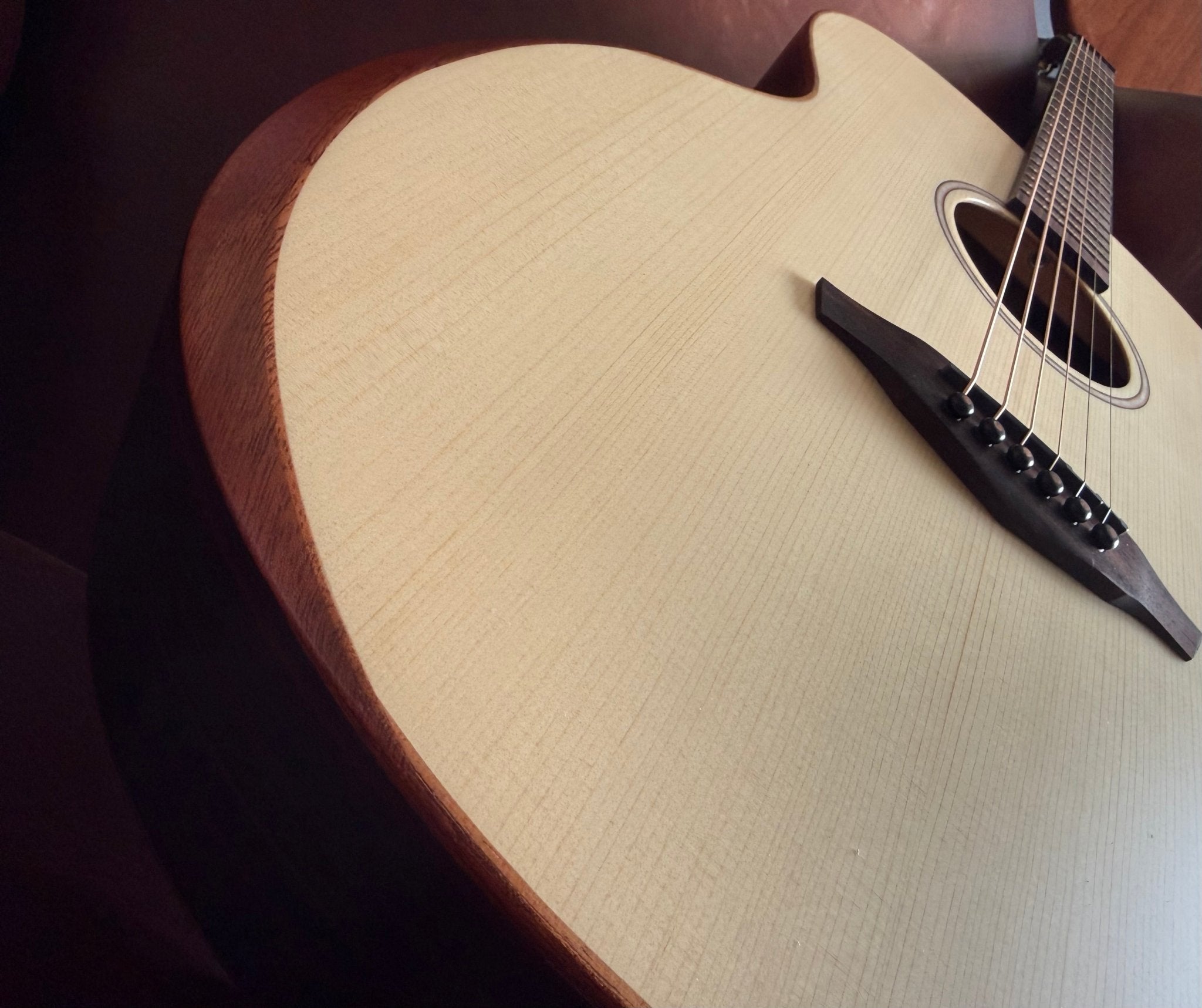 Veelah V4 OM Solid Top Rosewood Armrest Natural Acoustic Guitar w/ Gig Bag - Richards Guitars Of Stratford Upon Avon