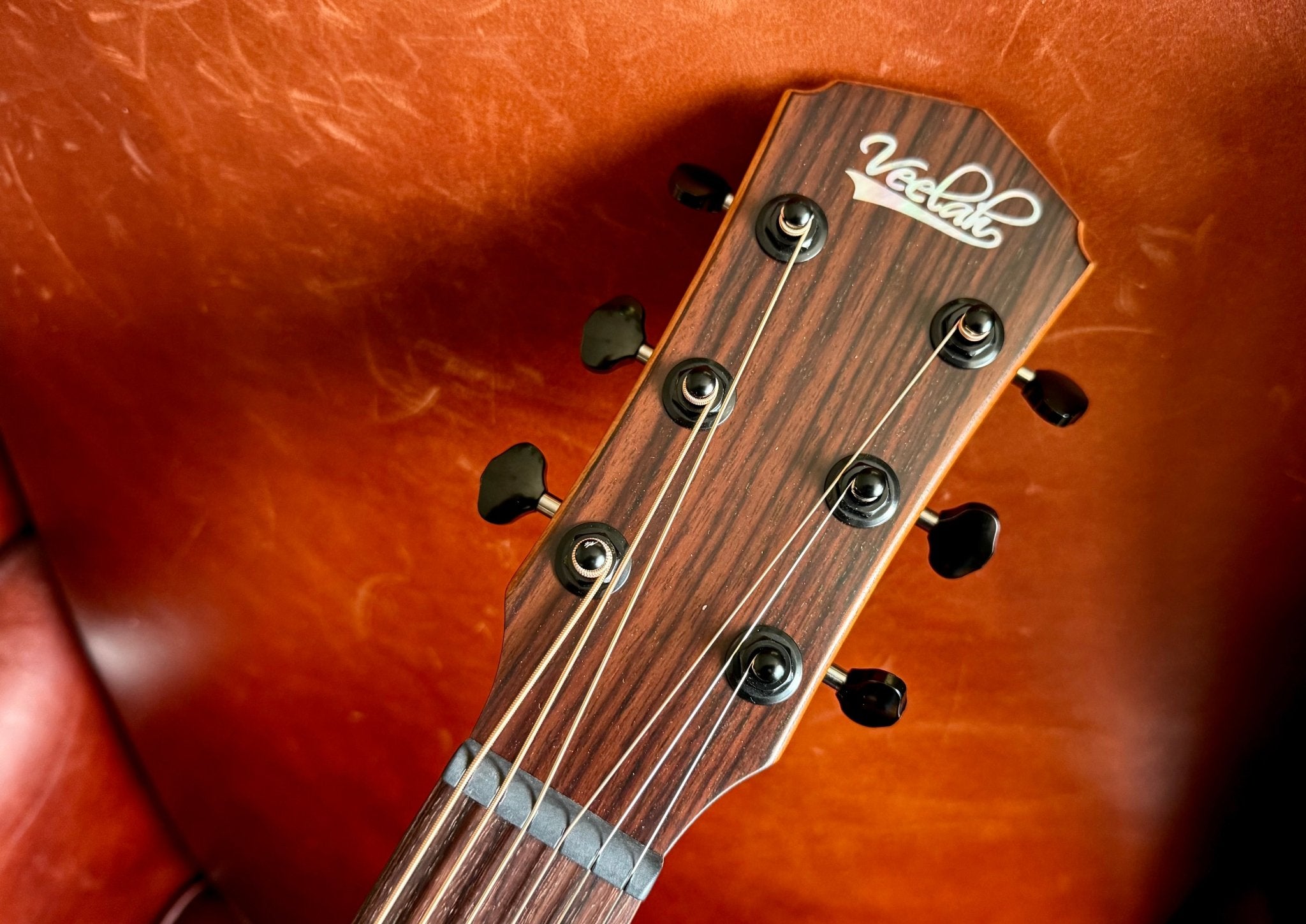 Veelah V4 OM Solid Top Rosewood Armrest Natural Acoustic Guitar w/ Gig Bag - Richards Guitars Of Stratford Upon Avon