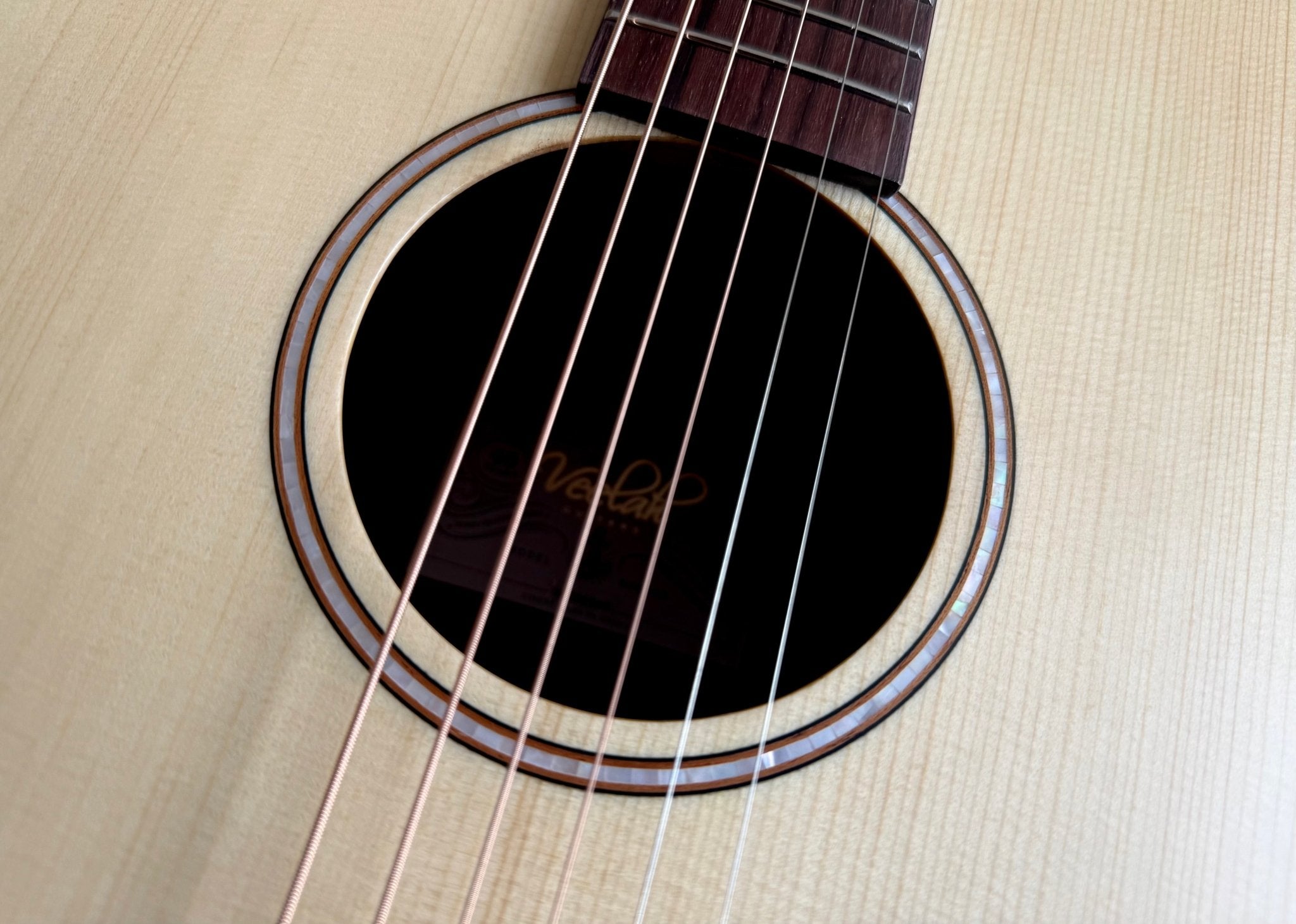 Veelah V4 OM Solid Top Rosewood Armrest Natural Acoustic Guitar w/ Gig Bag - Richards Guitars Of Stratford Upon Avon