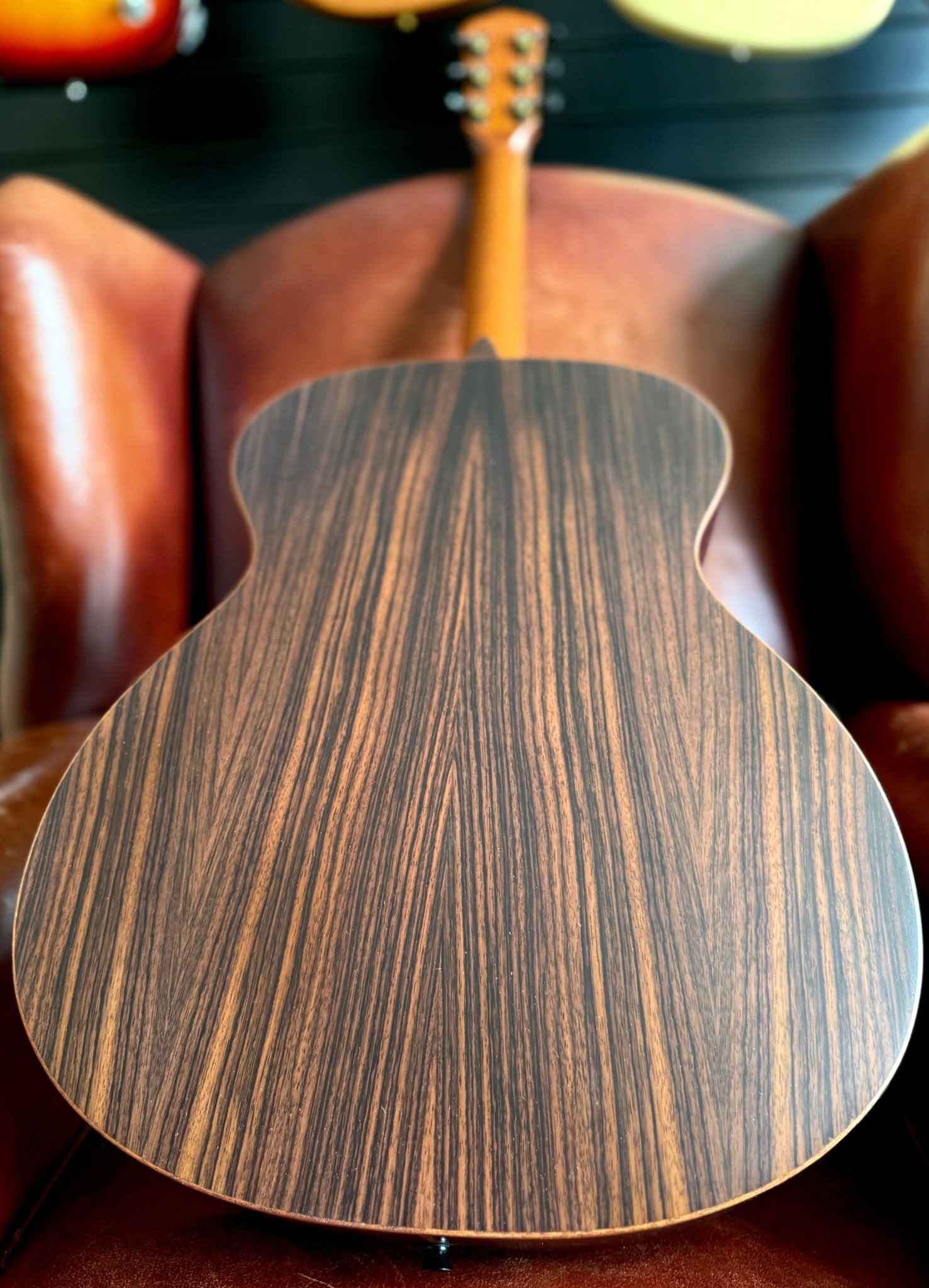 Veelah V4 OM Solid Top Rosewood Armrest Natural Acoustic Guitar w/ Gig Bag - Richards Guitars Of Stratford Upon Avon