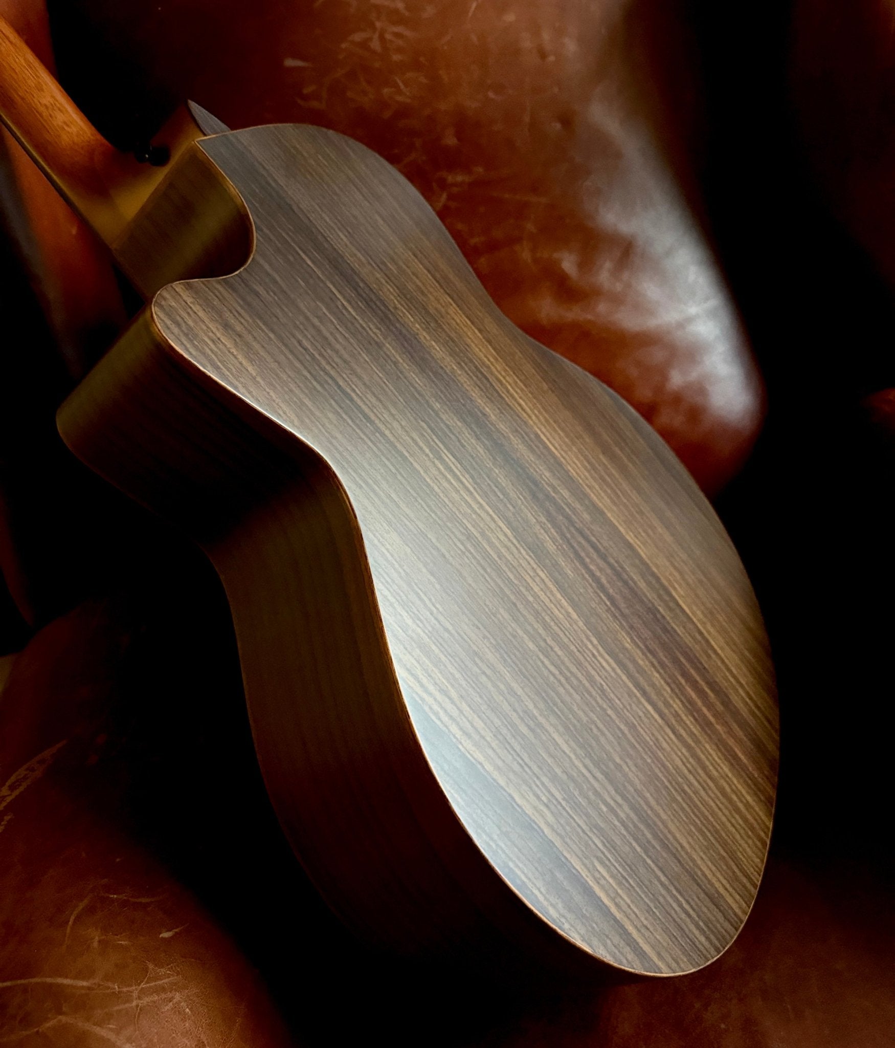 Veelah V4 Rosewood Armrest Satin Black Acoustic Guitar - Richards Guitars Of Stratford Upon Avon