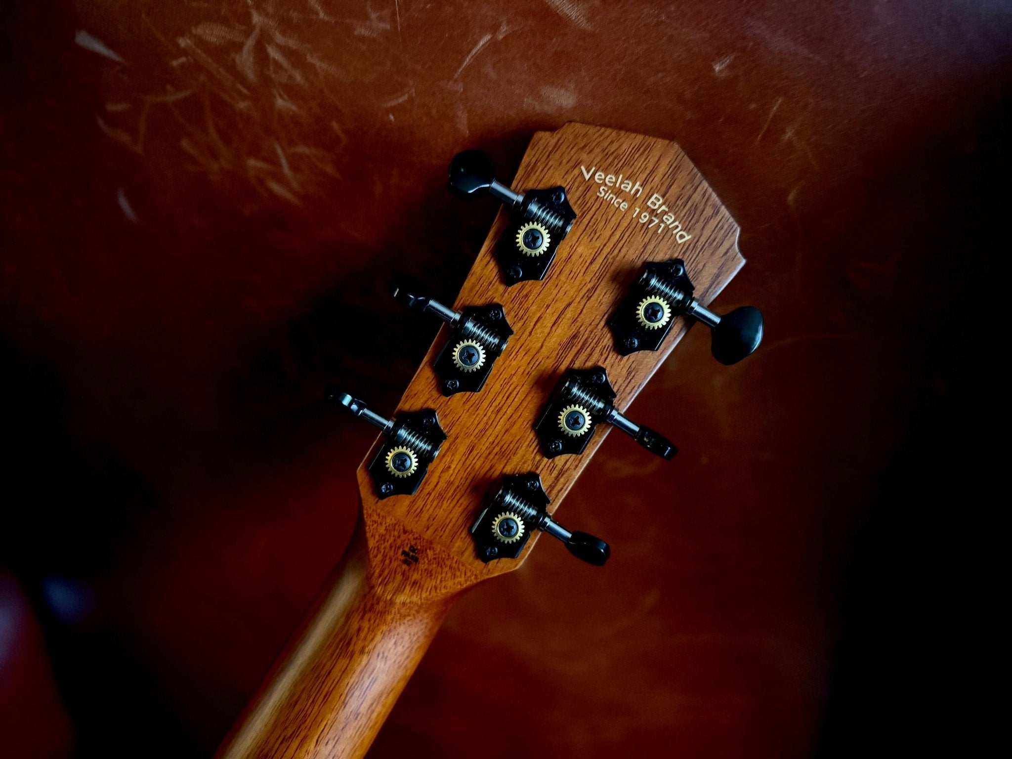 Veelah V4 Rosewood Armrest Satin Black Acoustic Guitar - Richards Guitars Of Stratford Upon Avon