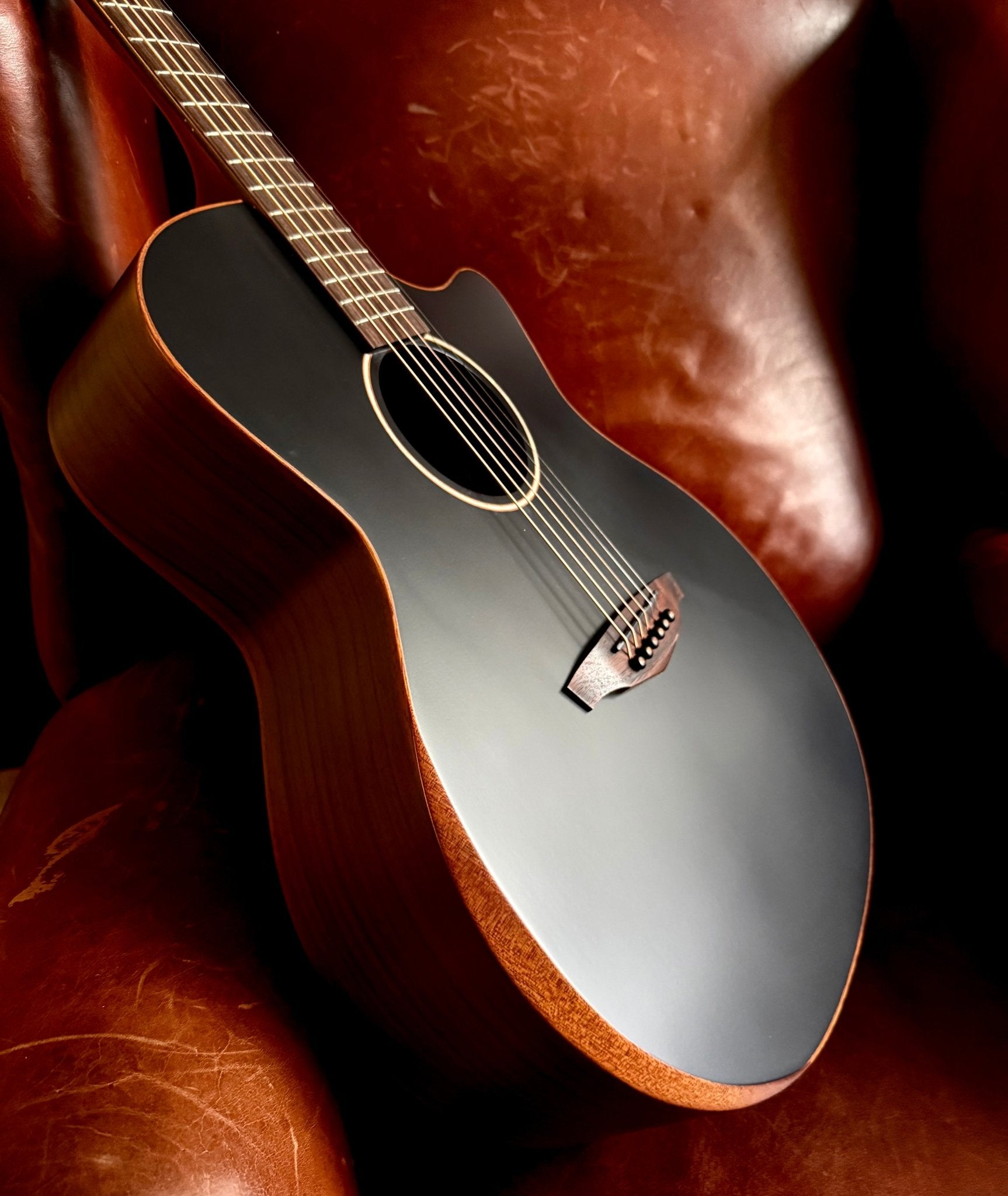Veelah V4 Rosewood Armrest Satin Black Acoustic Guitar - Richards Guitars Of Stratford Upon Avon