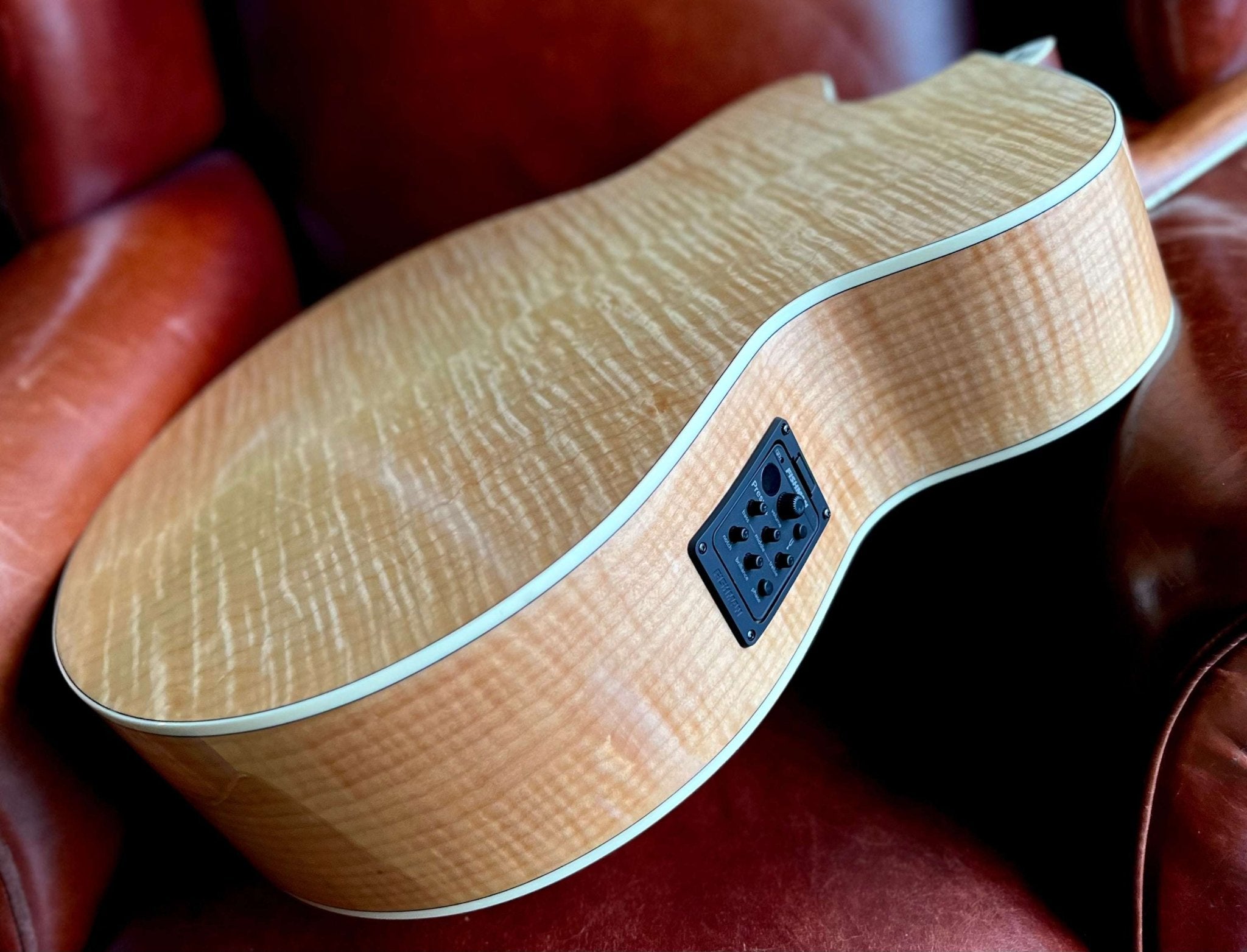 Washburn J40SCE - Jumbo - Natural Gloss Acoustic Guitar - Richards Guitars Of Stratford Upon Avon