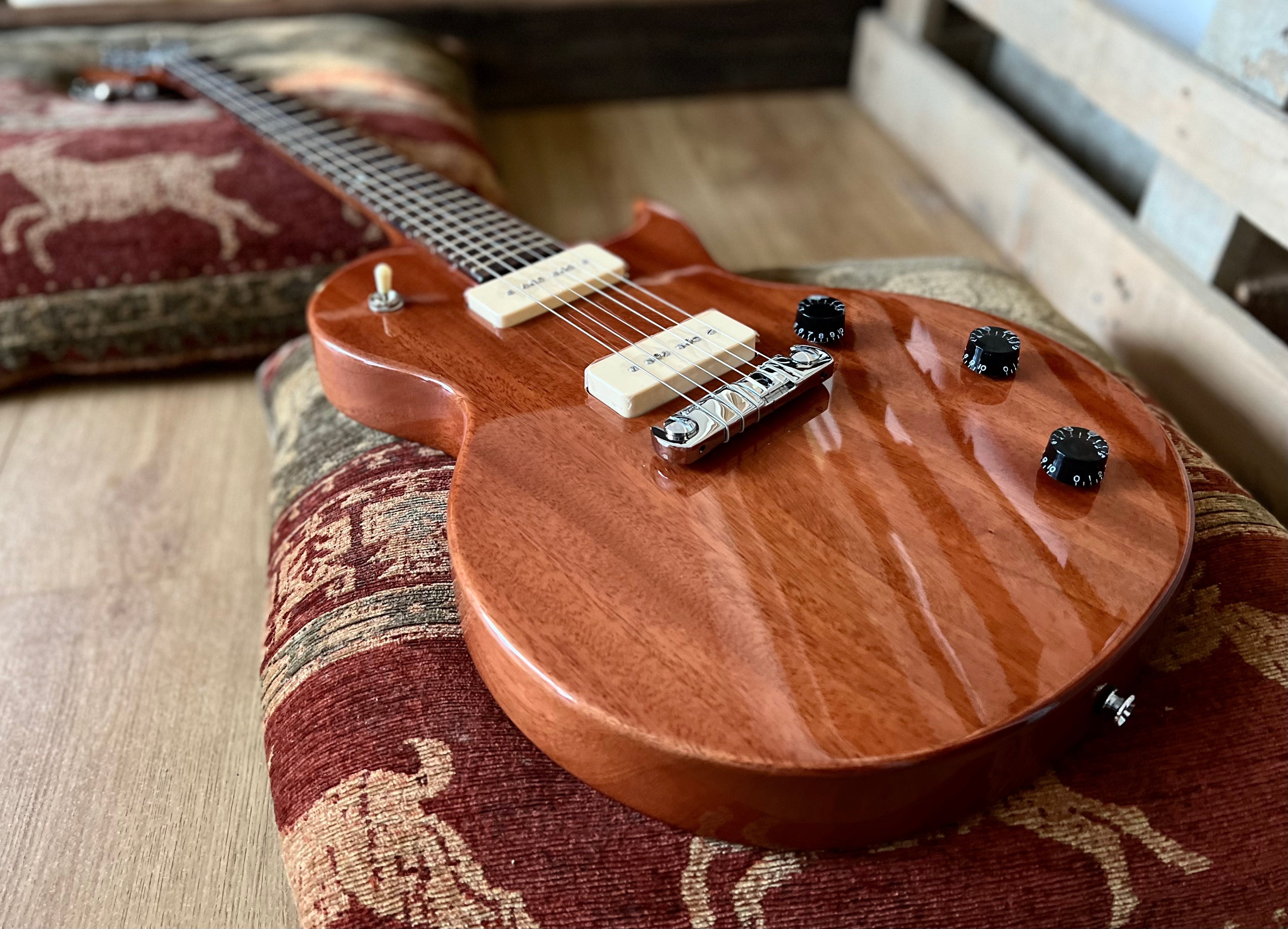 FRET KING ECLAT STANDARD GUITAR - NATURAL MAHOGANY  (Includes Our £85 Pro Setup Free), Electric Guitar for sale at Richards Guitars.