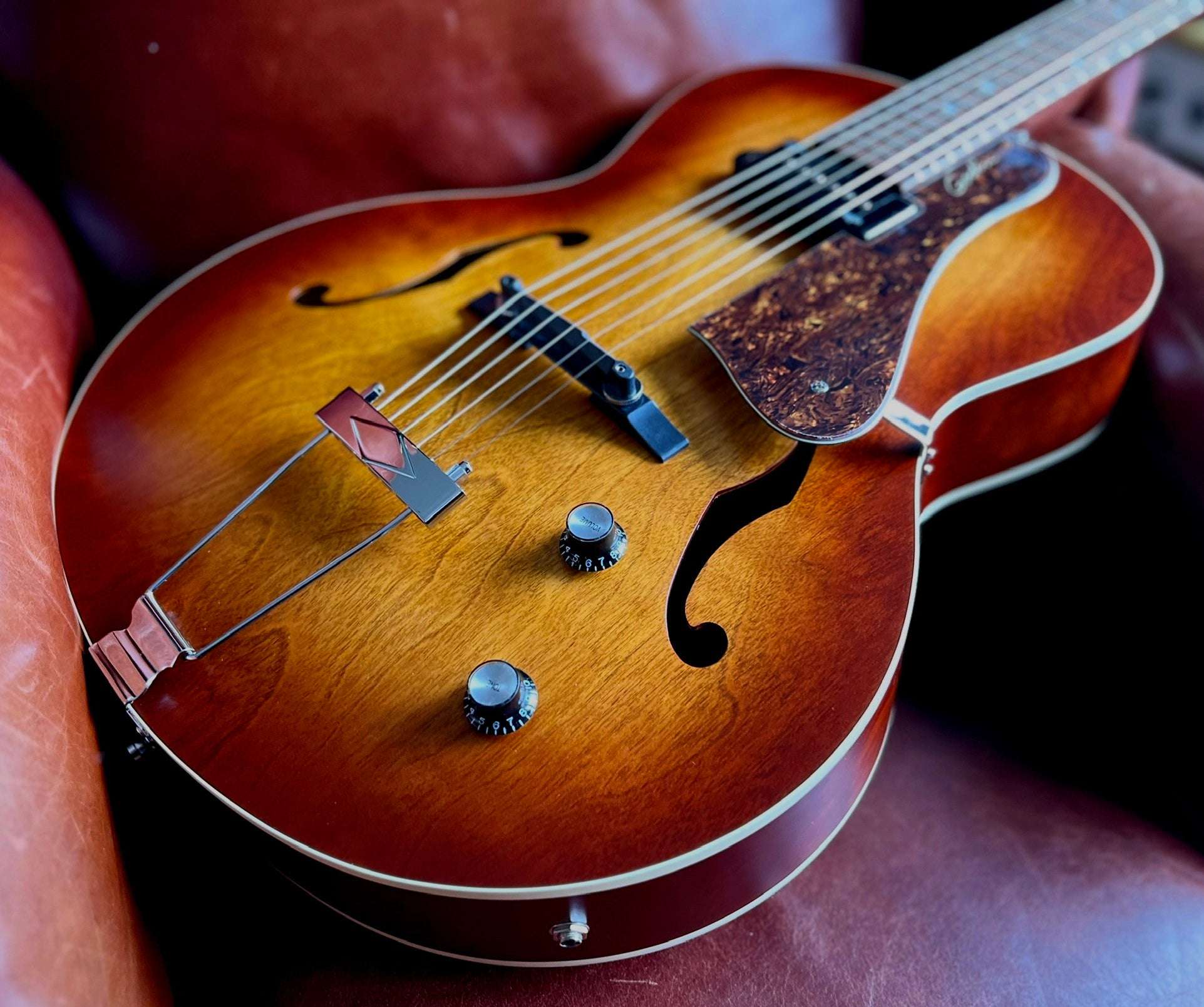 GODIN 5th Avenue Kingpin P90 Cognac Burst - Richards Guitars Of Stratford Upon Avon