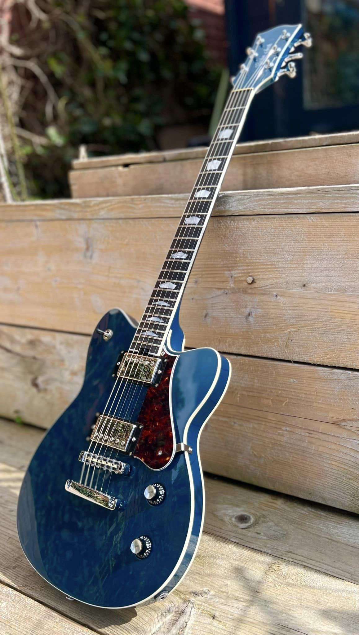 Gordon Smith Grande (Blue) Plus Hand Made Walsall Leather Guitar Strap (Worth £120) - Richards Guitars Of Stratford Upon Avon