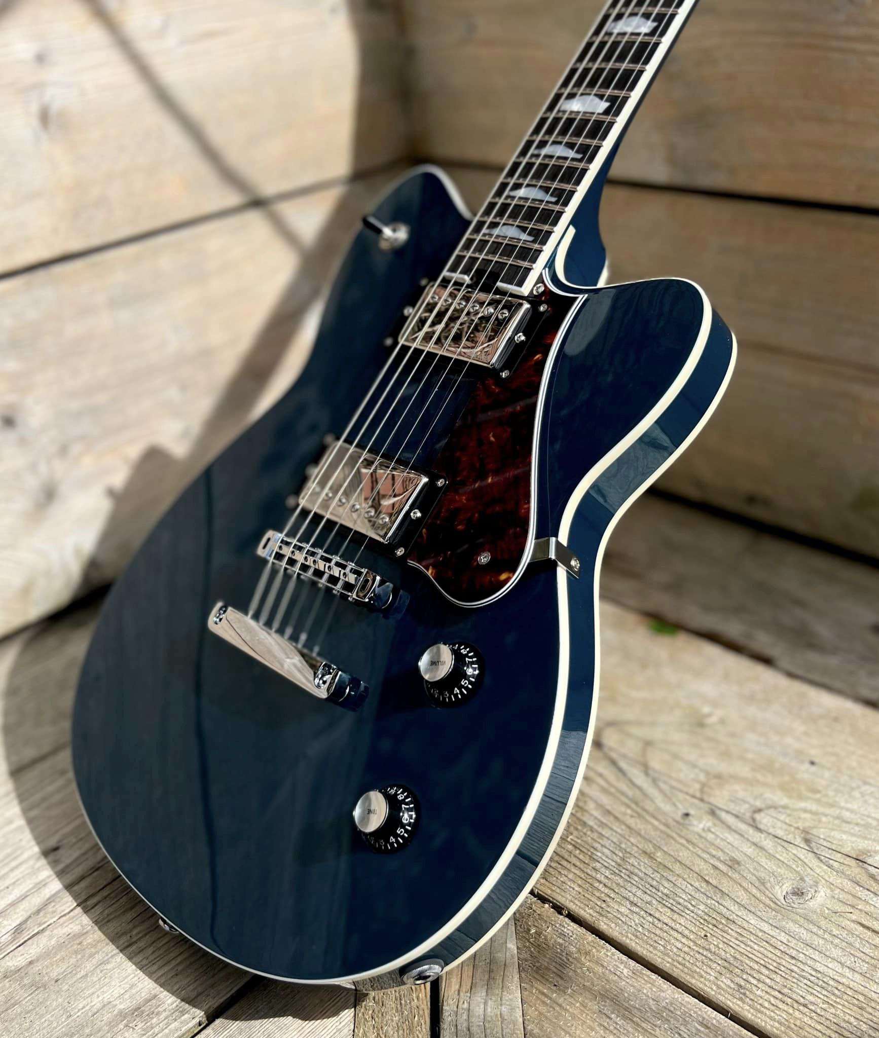 Gordon Smith Grande (Blue) Plus Hand Made Walsall Leather Guitar Strap (Worth £120) - Richards Guitars Of Stratford Upon Avon