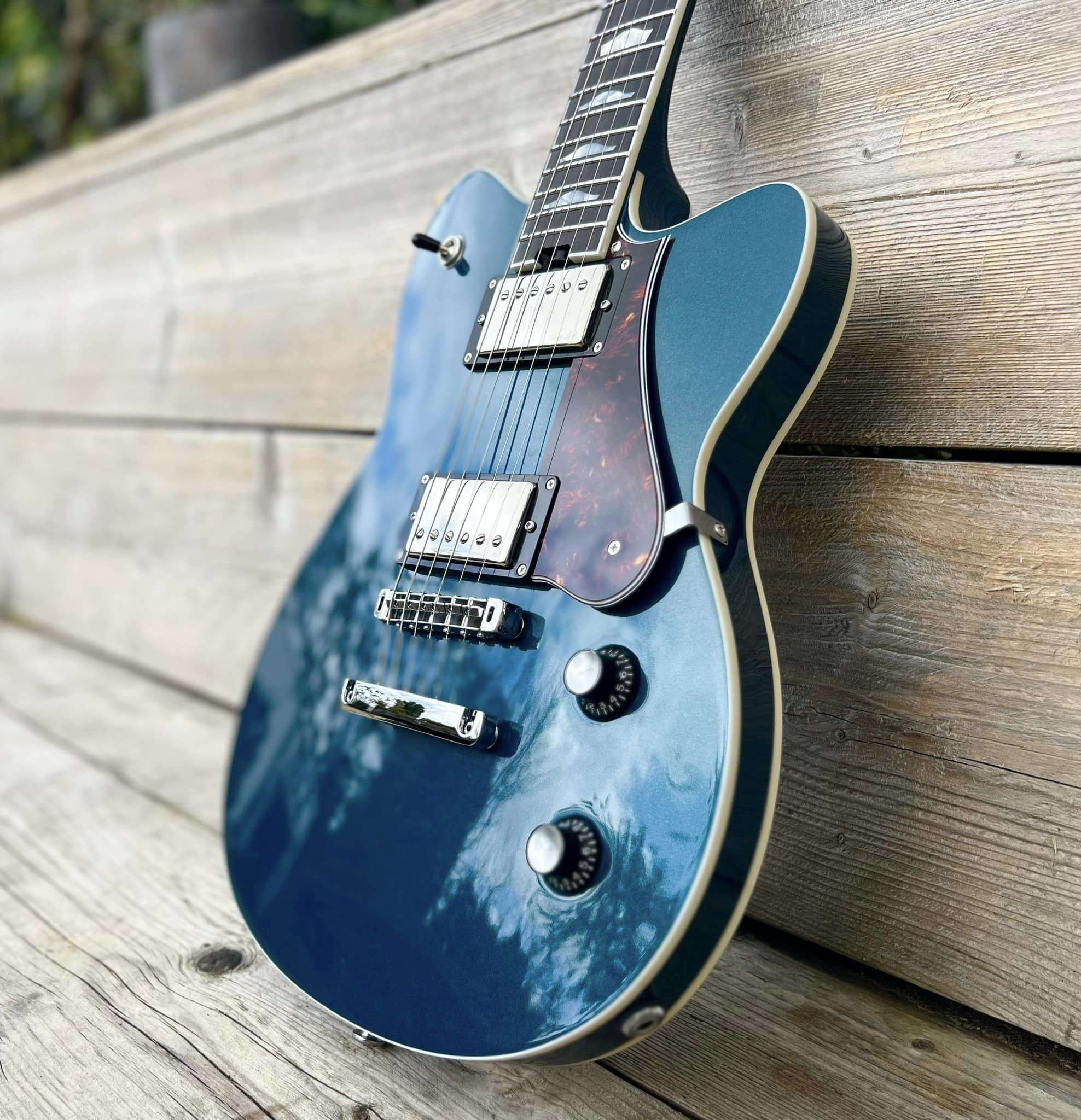 Gordon Smith Grande (Blue) Plus Hand Made Walsall Leather Guitar Strap (Worth £120) - Richards Guitars Of Stratford Upon Avon