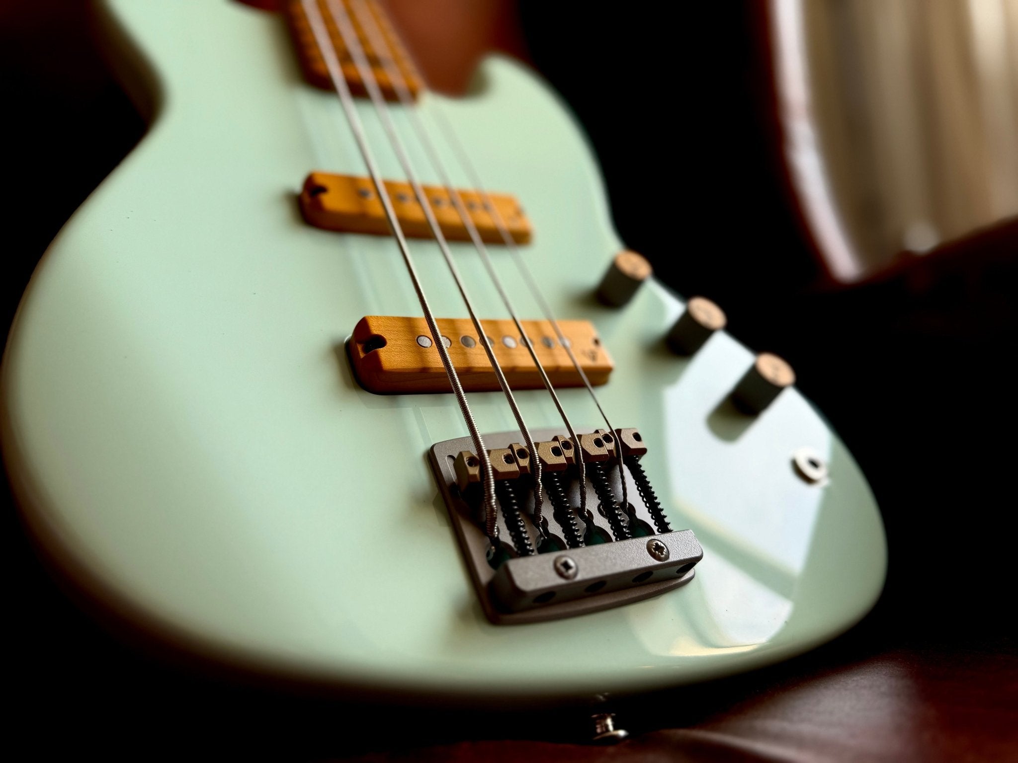 Valiant Mini Bass - Richards Guitars Of Stratford Upon Avon