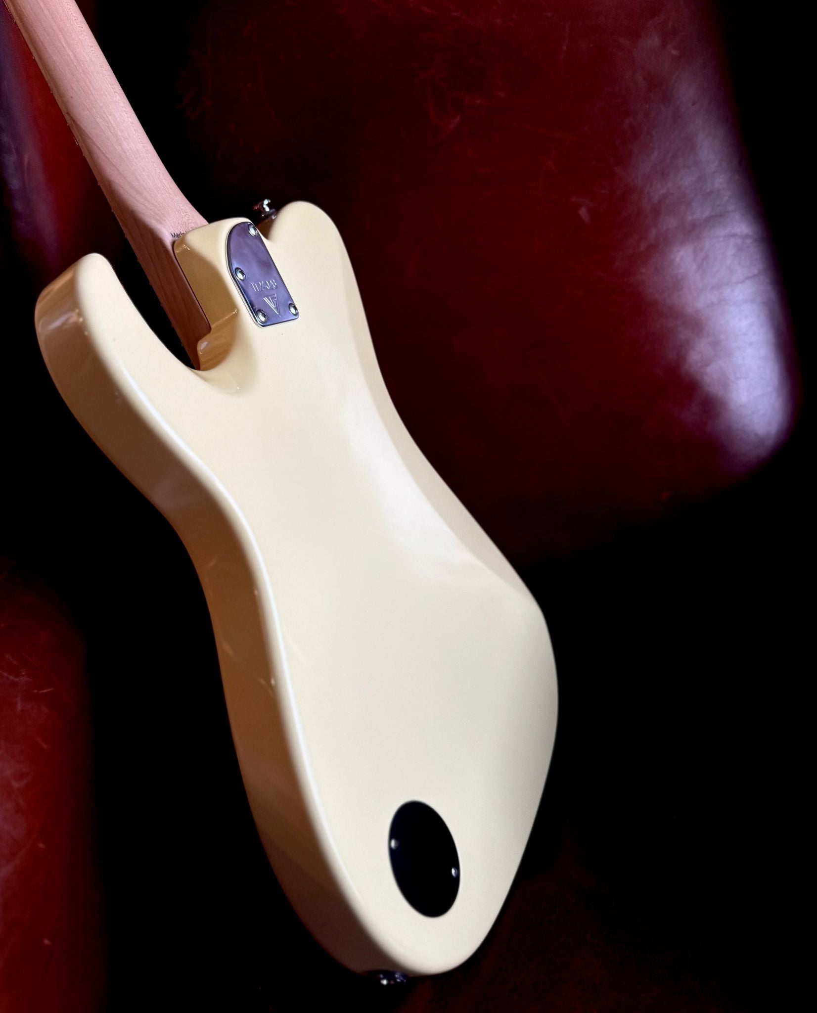 Valiant Titan Ginger Cream Gloss - Richards Guitars Of Stratford Upon Avon