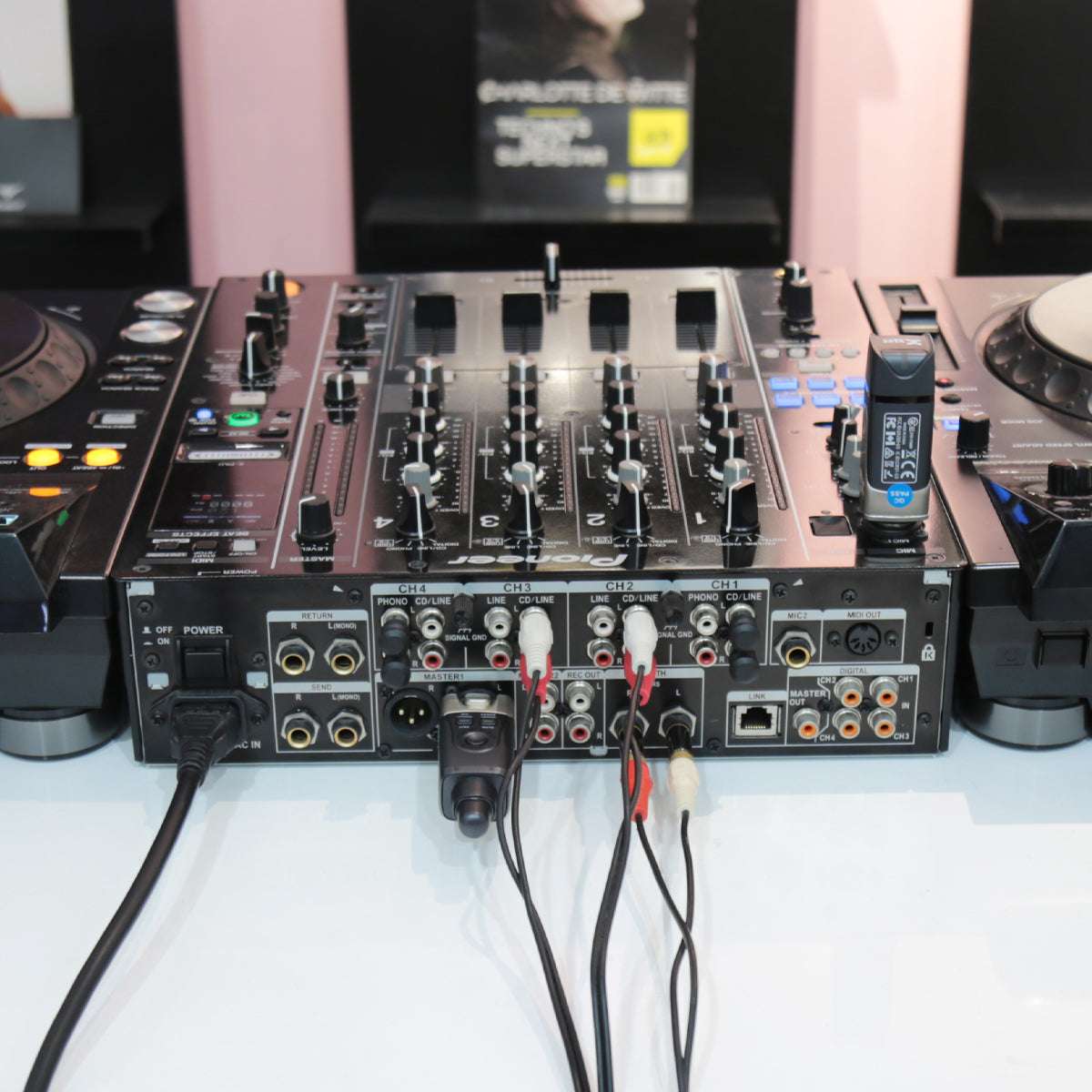 Xvive Dual U3 Wireless System for Audio - Richards Guitars Of Stratford Upon Avon