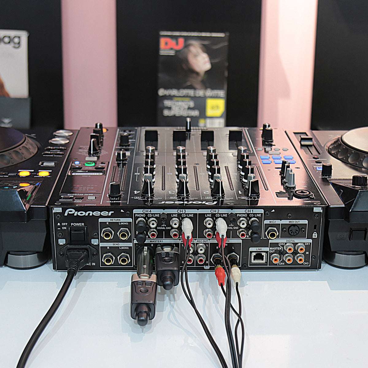 Xvive Dual U3 Wireless System for Audio - Richards Guitars Of Stratford Upon Avon
