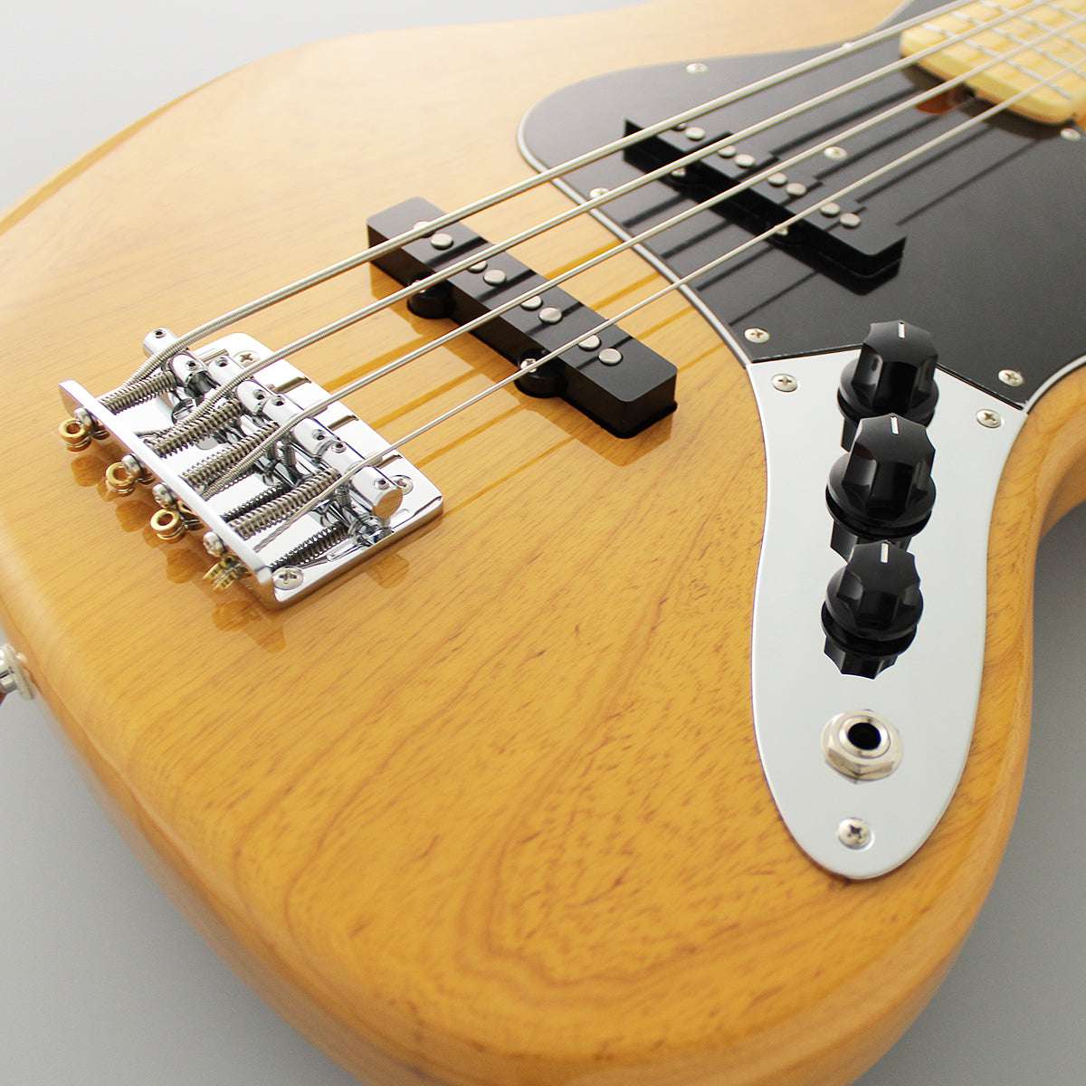 FGN Guitars Neoclassic JB 100M Ash Vintage Natural, Guitarra Bajo en venta en Richards Guitars.