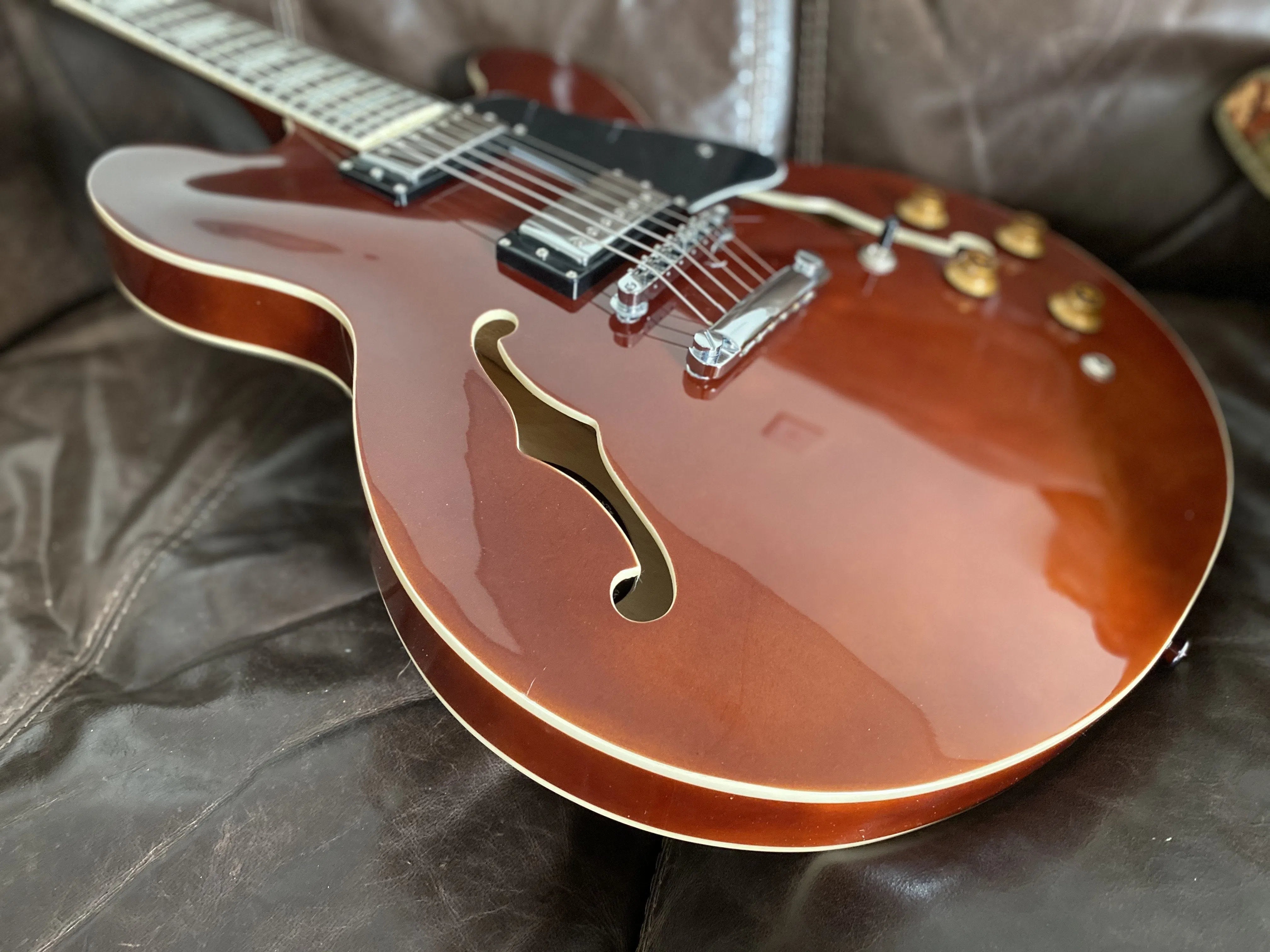 Vintage LVSA500W ReIssued Semi Acoustic Guitar ~ Natural Walnut ~ Left Handed, Guitarra eléctrica en venta en Richards Guitars.
