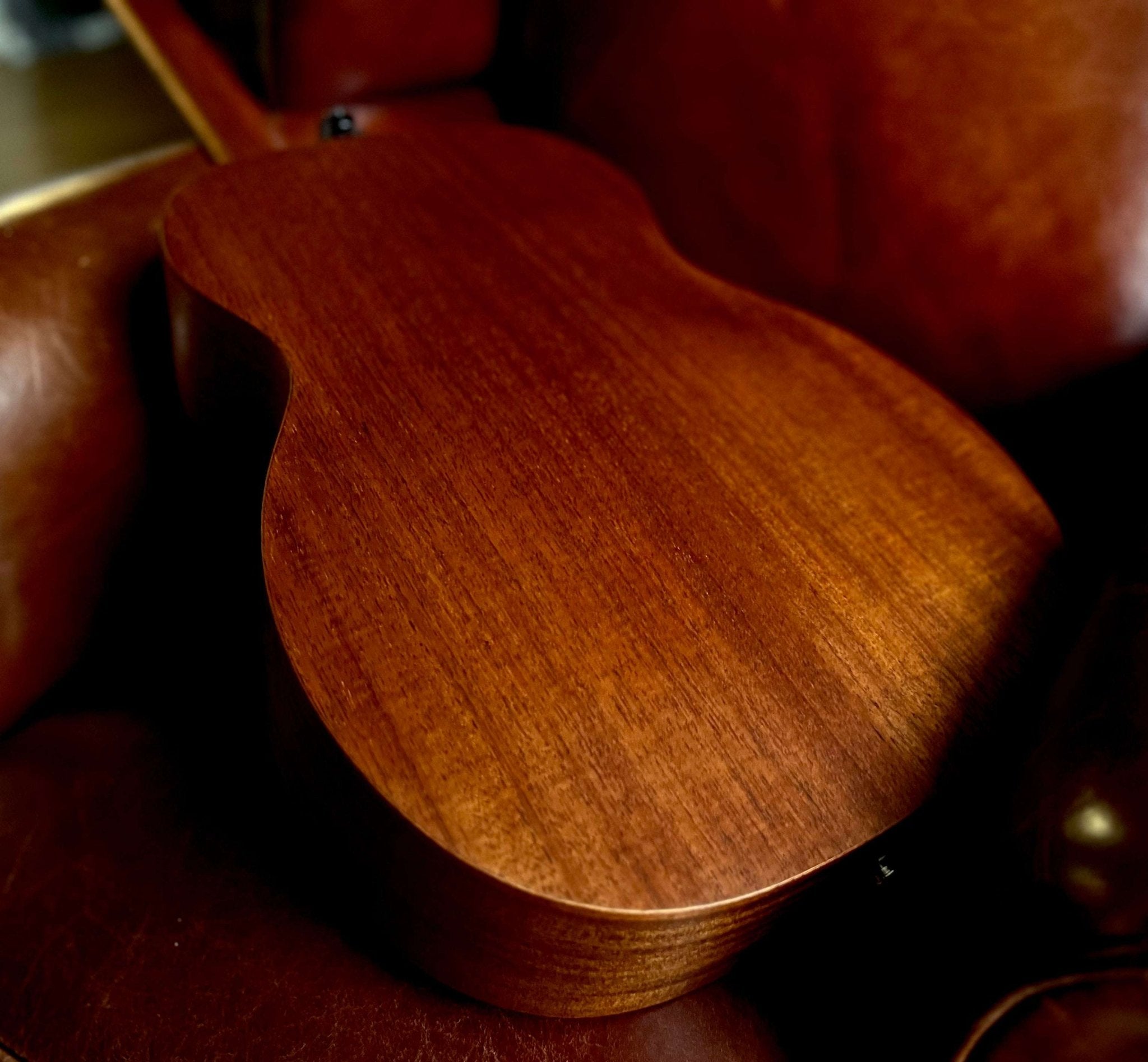 LAG Escapade Globe Trotter Electro Acoustic Travel Guitar - Richards Guitars Of Stratford Upon Avon