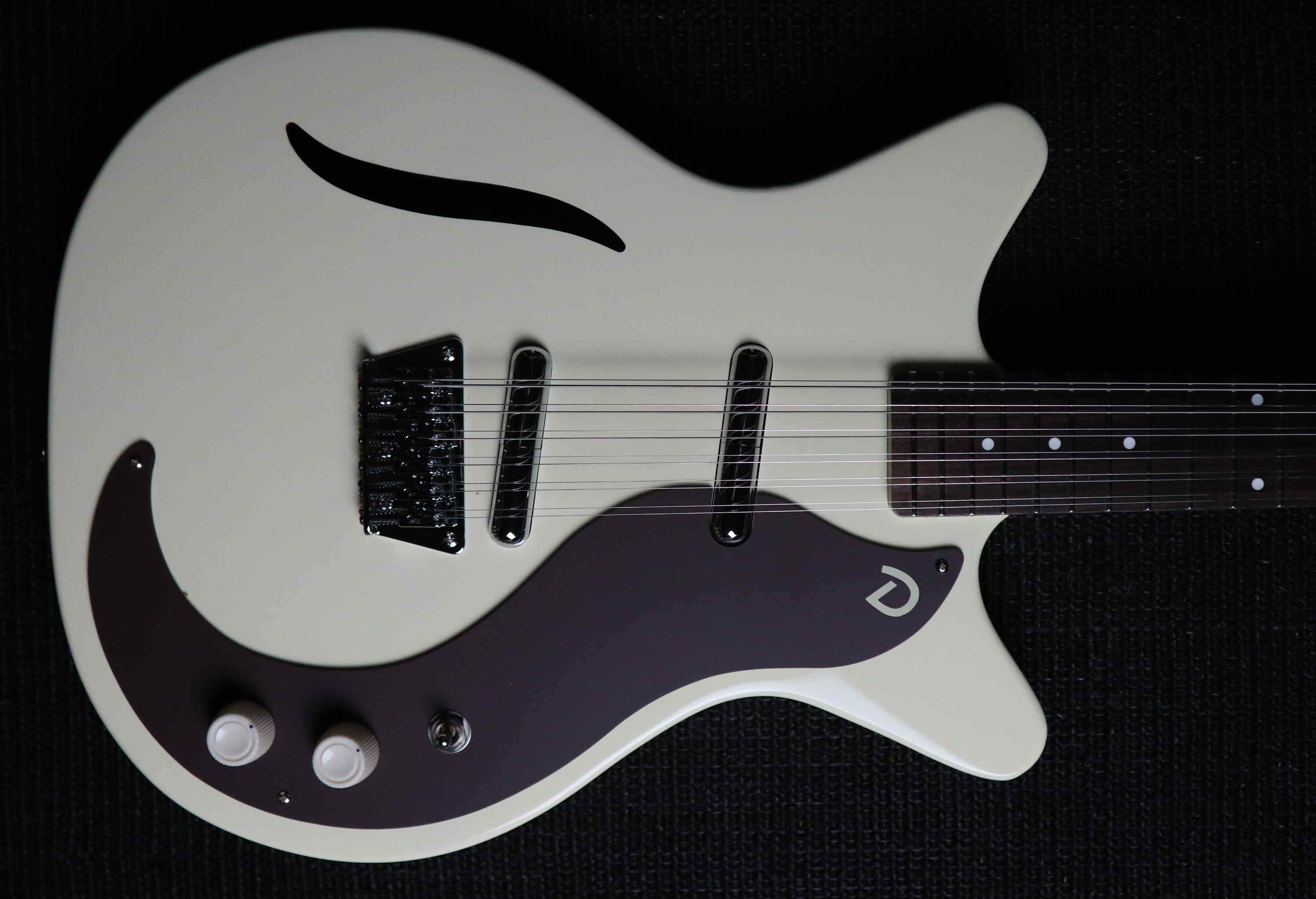 Danelectro Vintage 12 Sting Guitar ~ Vintage White, Guitarra eléctrica en venta en Richards Guitars.