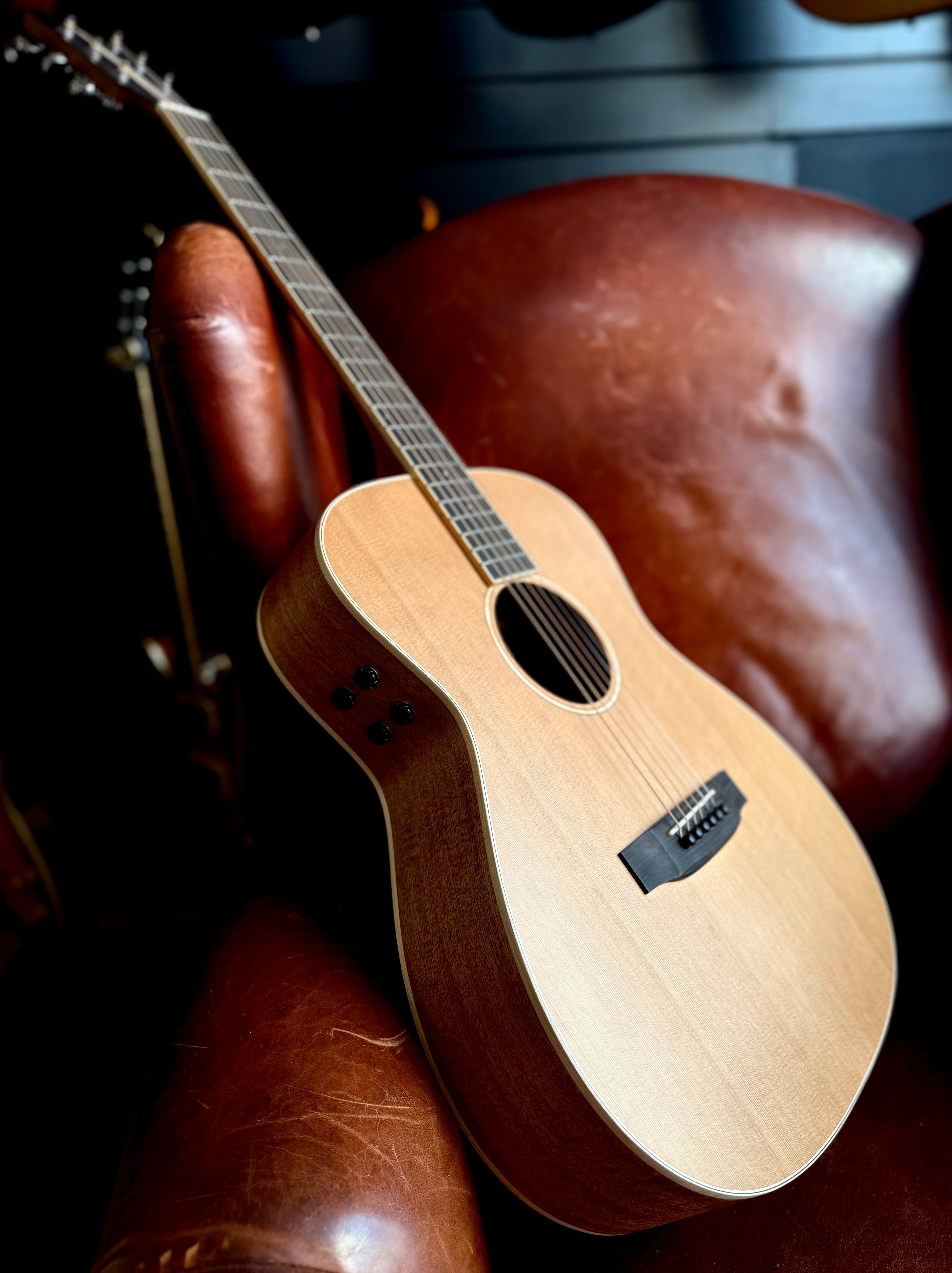 Auden Neo Bowman Electro Acoustic Guitar, Electro Acoustic Guitar en vente chez Richards Guitars.