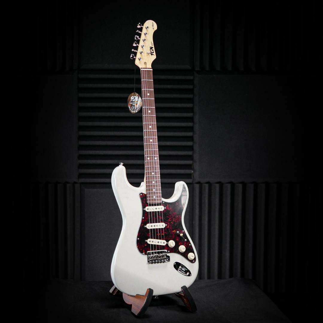 FGN Neoclassic NST100RAL (Alder Vintage White), Guitare électrique en vente chez Richards Guitars.